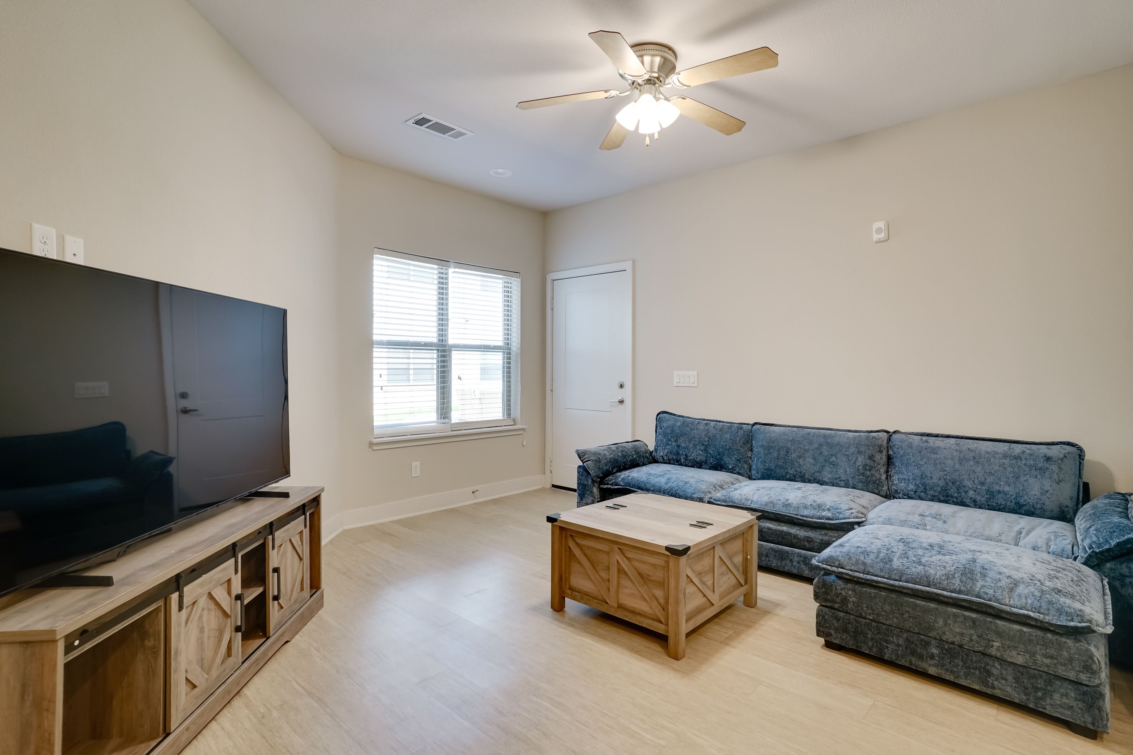 Living Room | Smart TV | Free WiFi | Central A/C & Heating