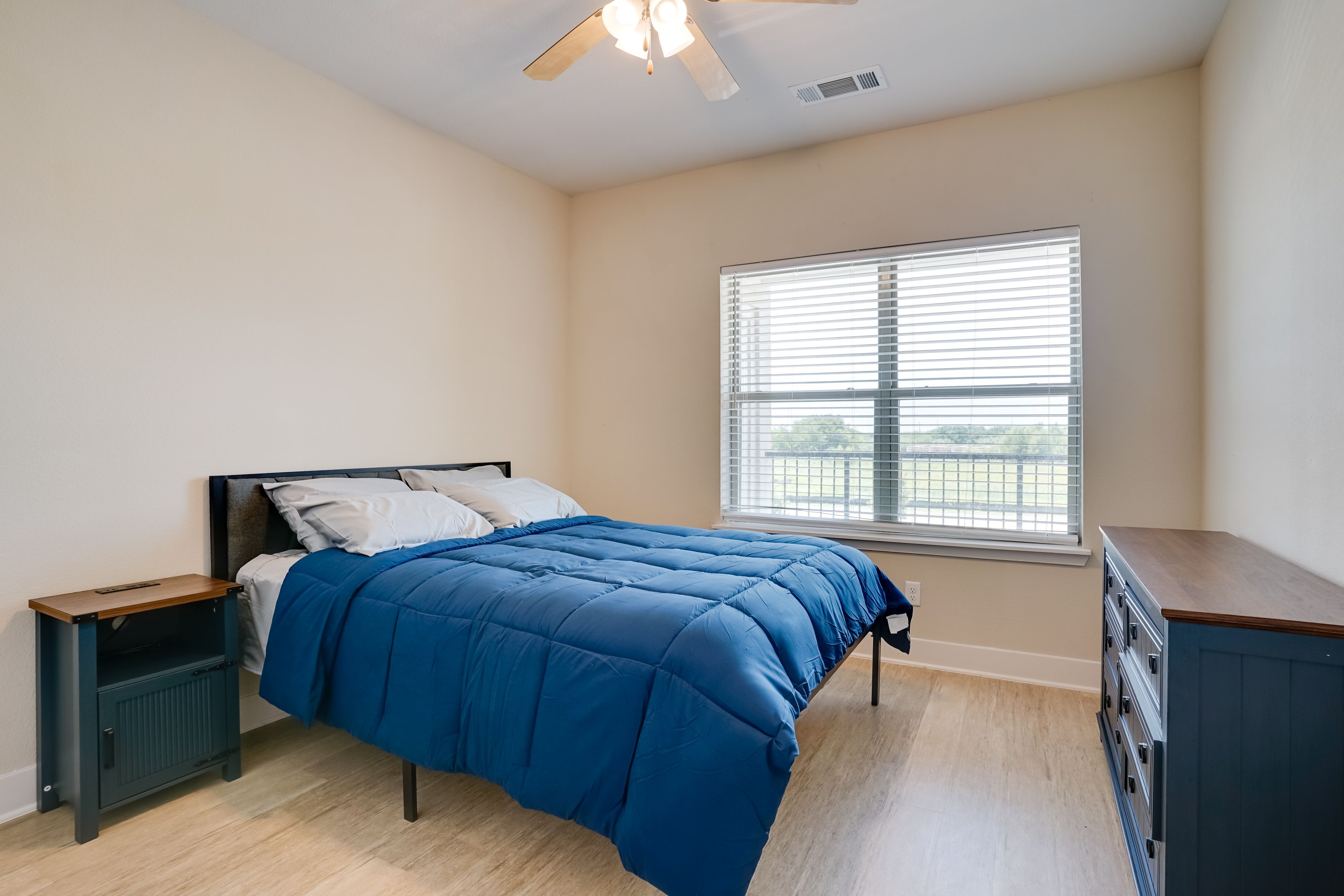 Bedroom 2 | Queen Bed