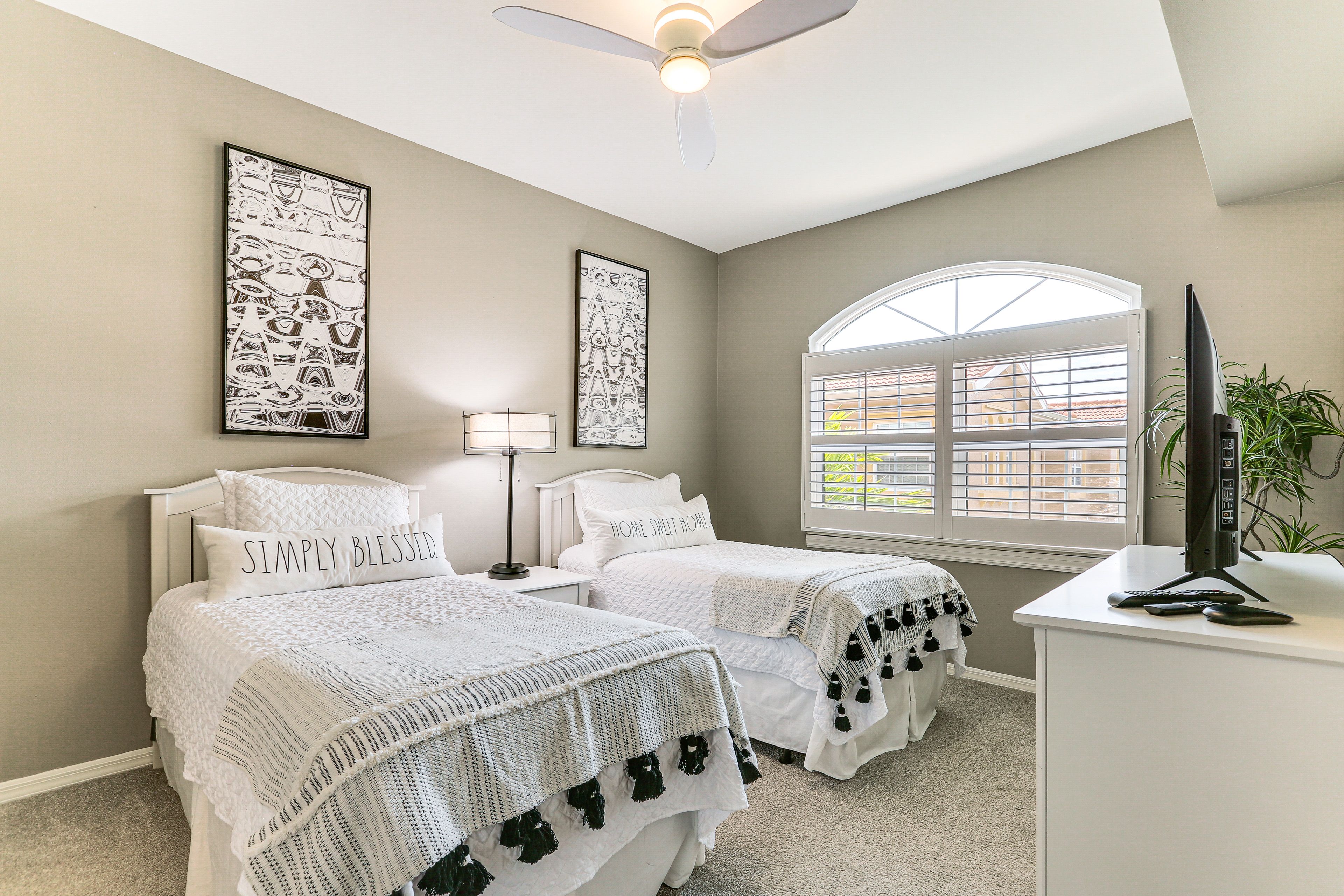 Bedroom 2 | 2 Twin Beds | Smart TV