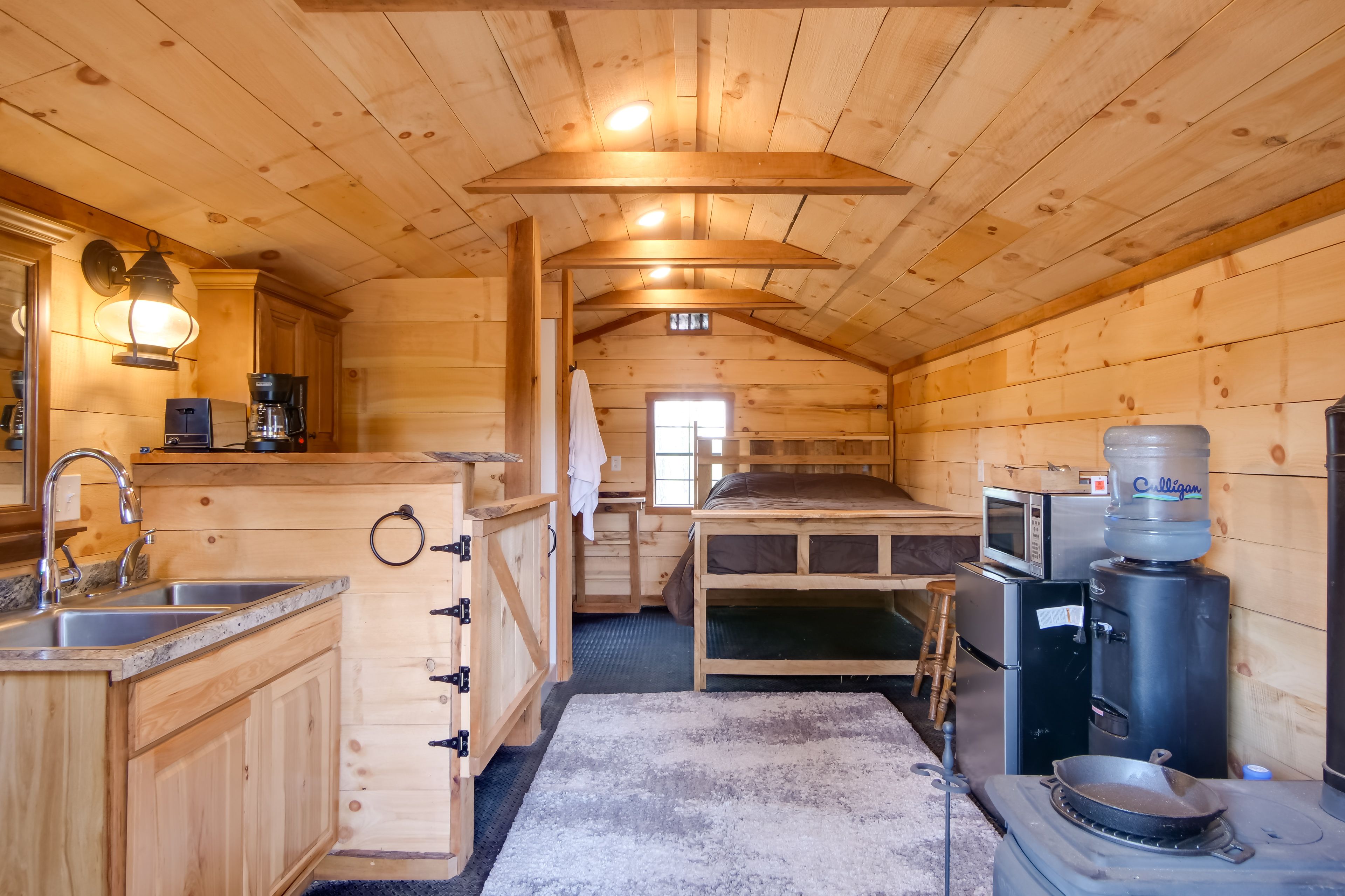 Studio | Queen Bed | Cot | Window A/C & Electric Heating
