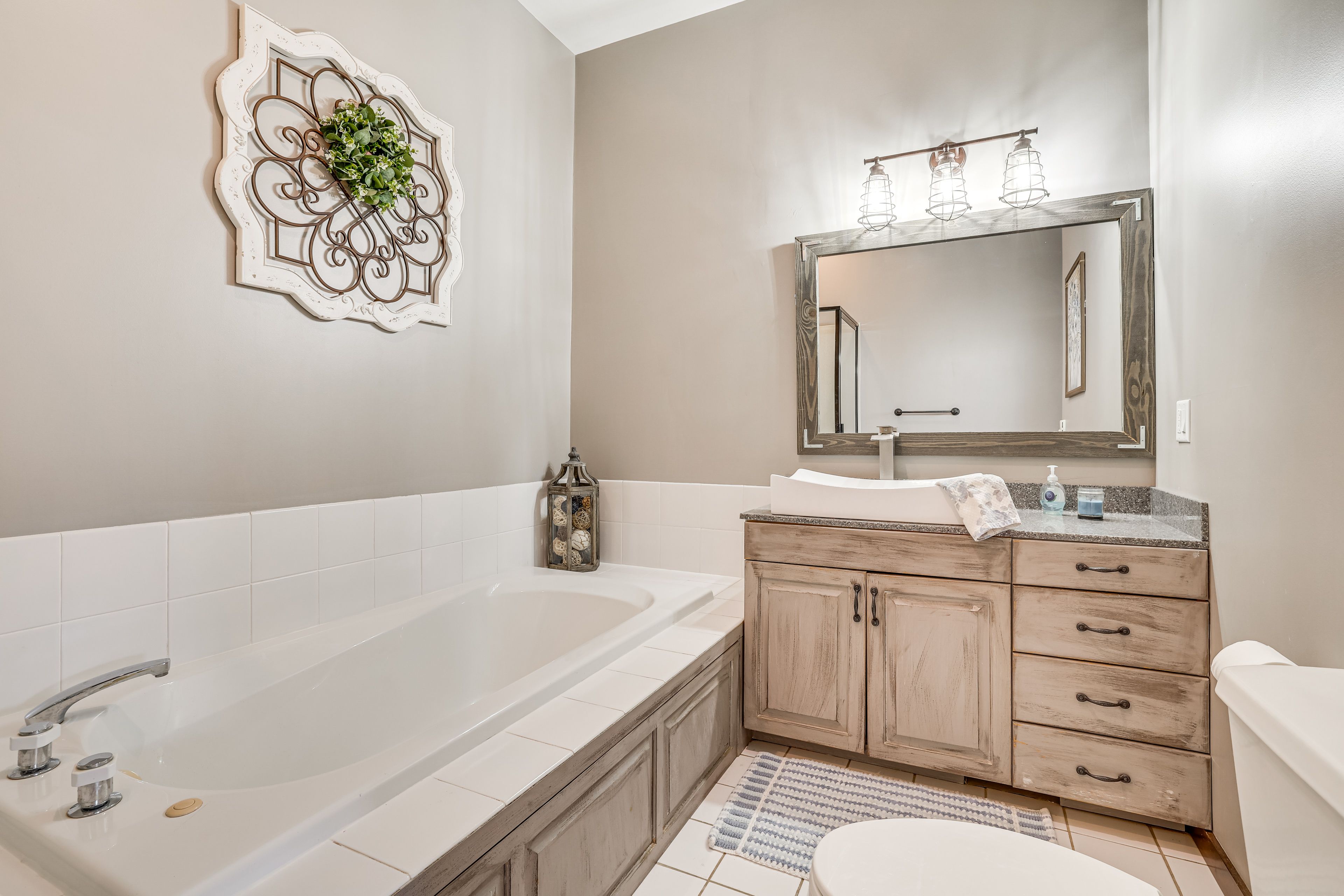 Full Bathroom | Jetted Tub | Main Floor