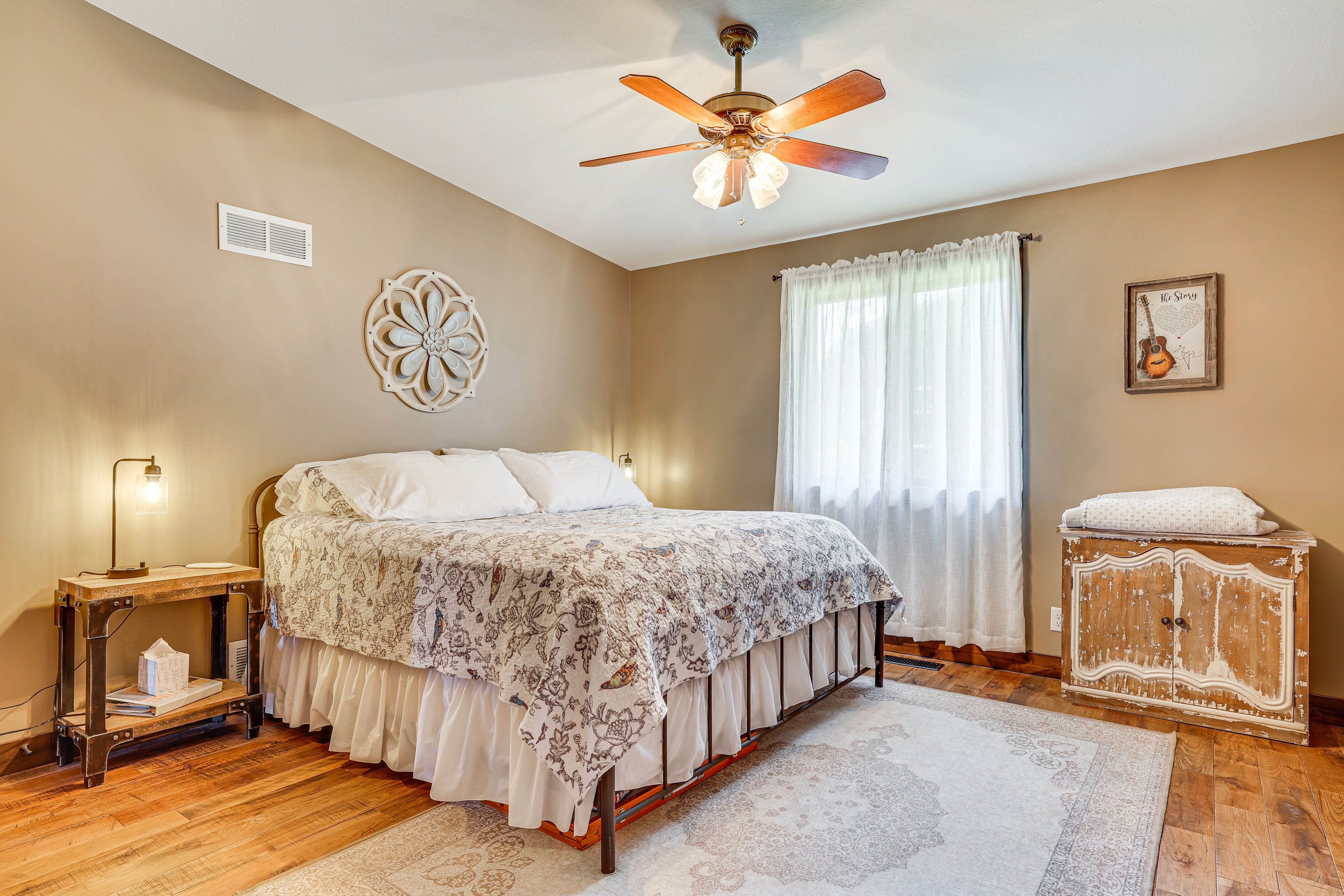 Bedroom 1 | King Bed | Main Floor