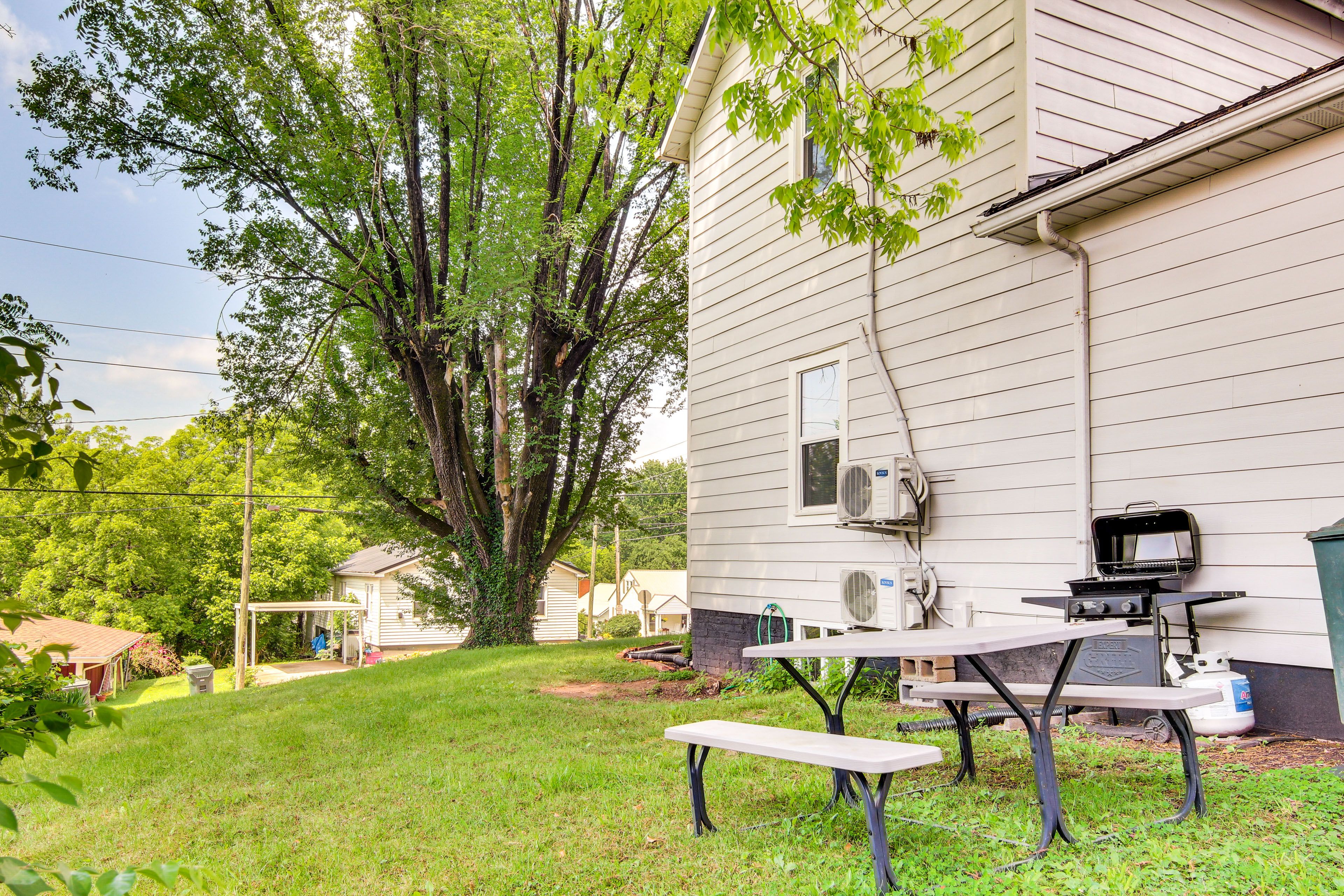 Shared Outdoor Space | Picnic Table | Grill