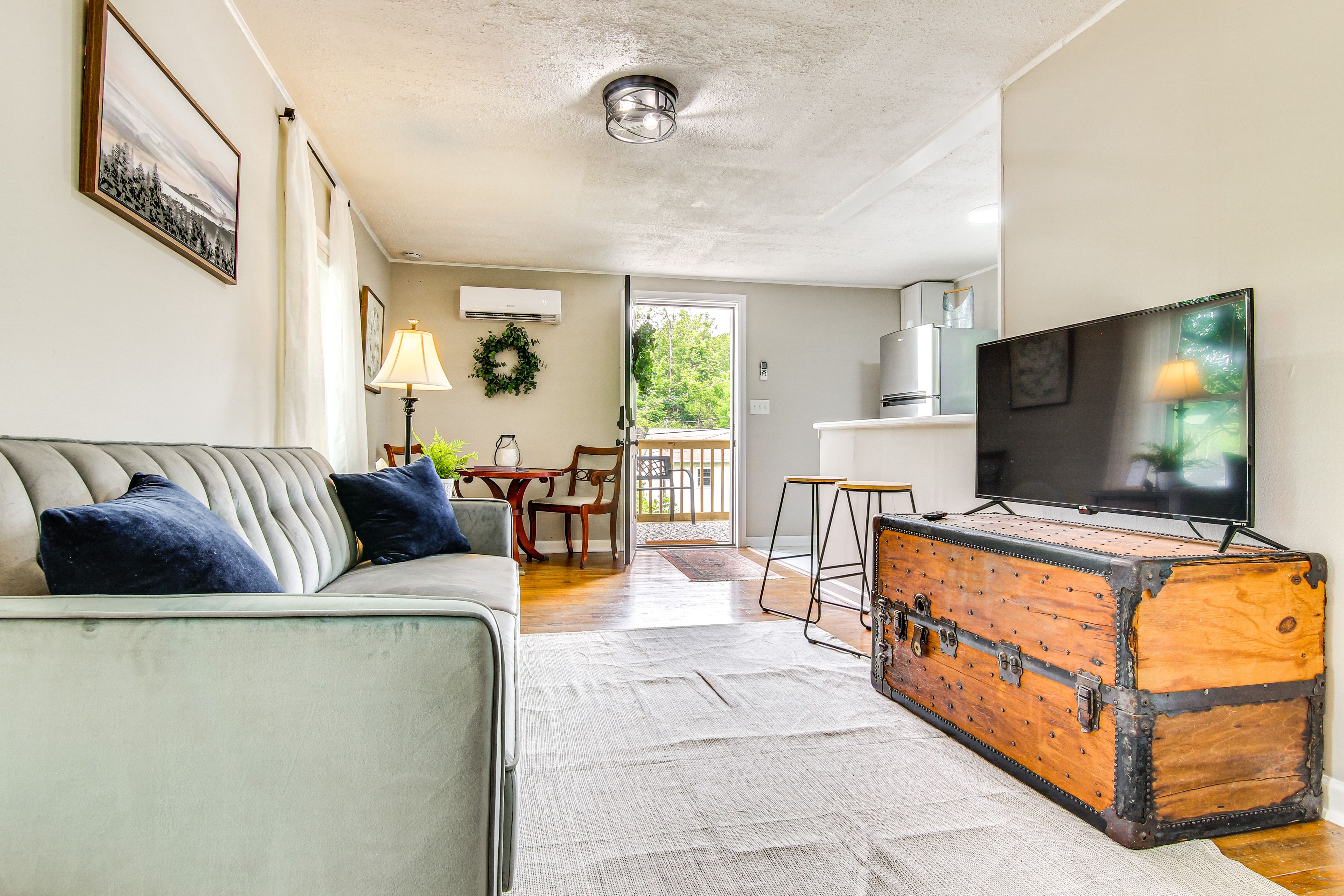 Living Room | Free WiFi | Smart TV | Central A/C | Full Futon
