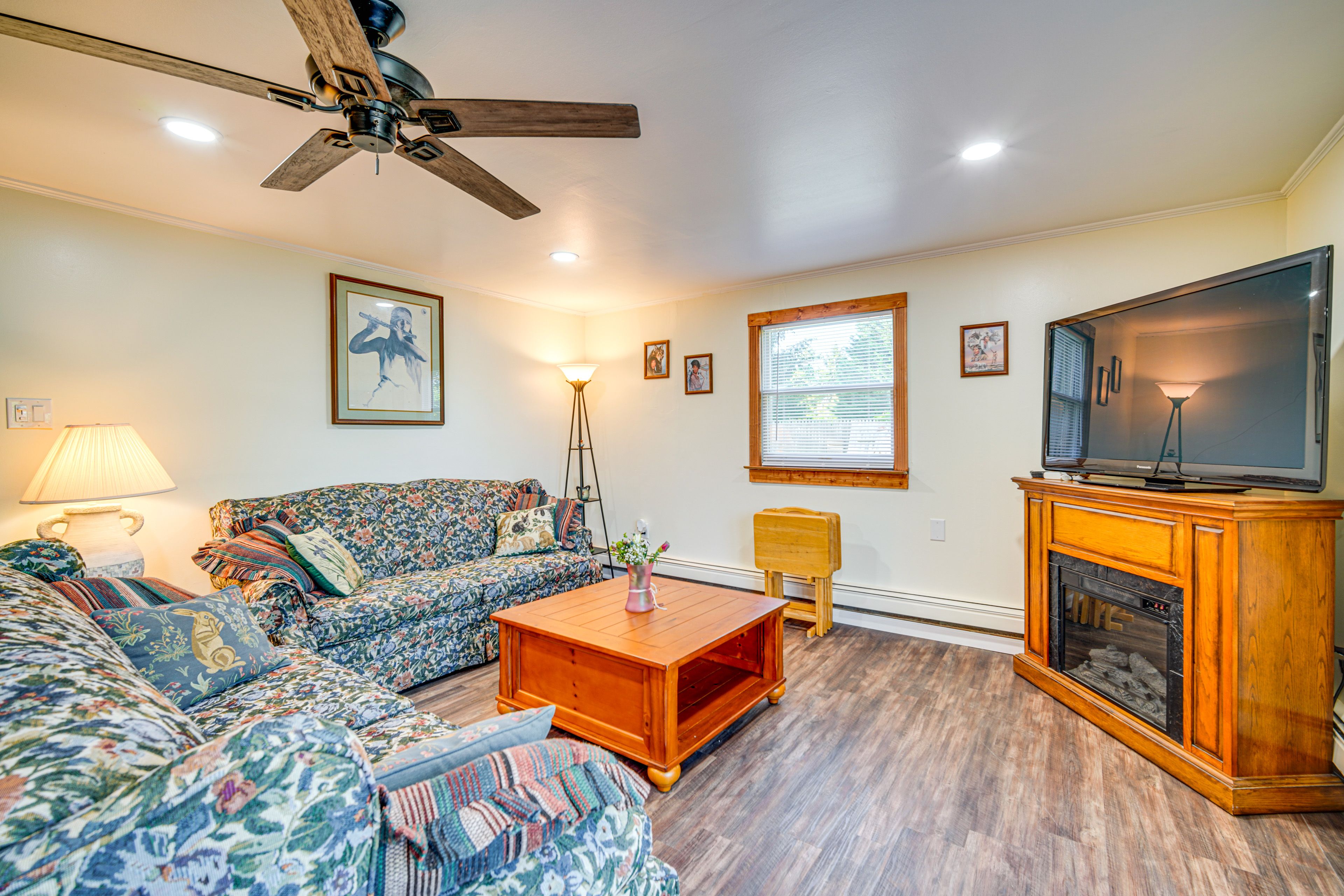 Living Room | Free WiFi | Cable TV | Baseboard Heating | Electric Fireplace