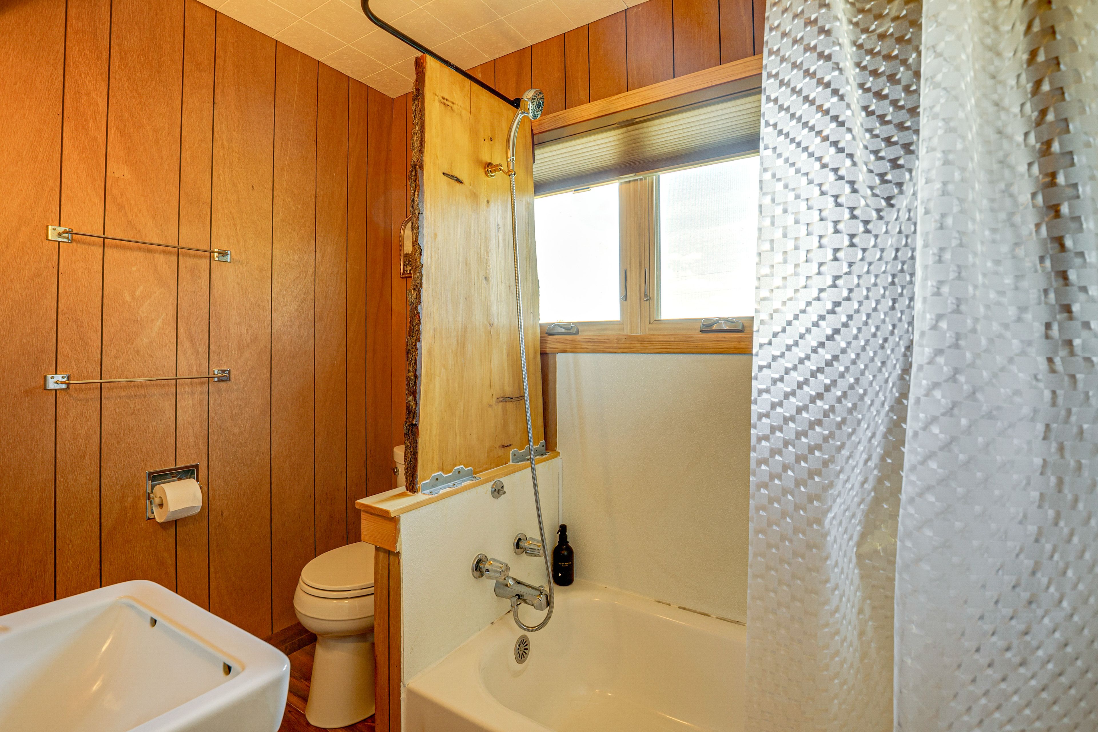 Full Bathroom | Main Floor | Towels Provided | Complimentary Toiletries