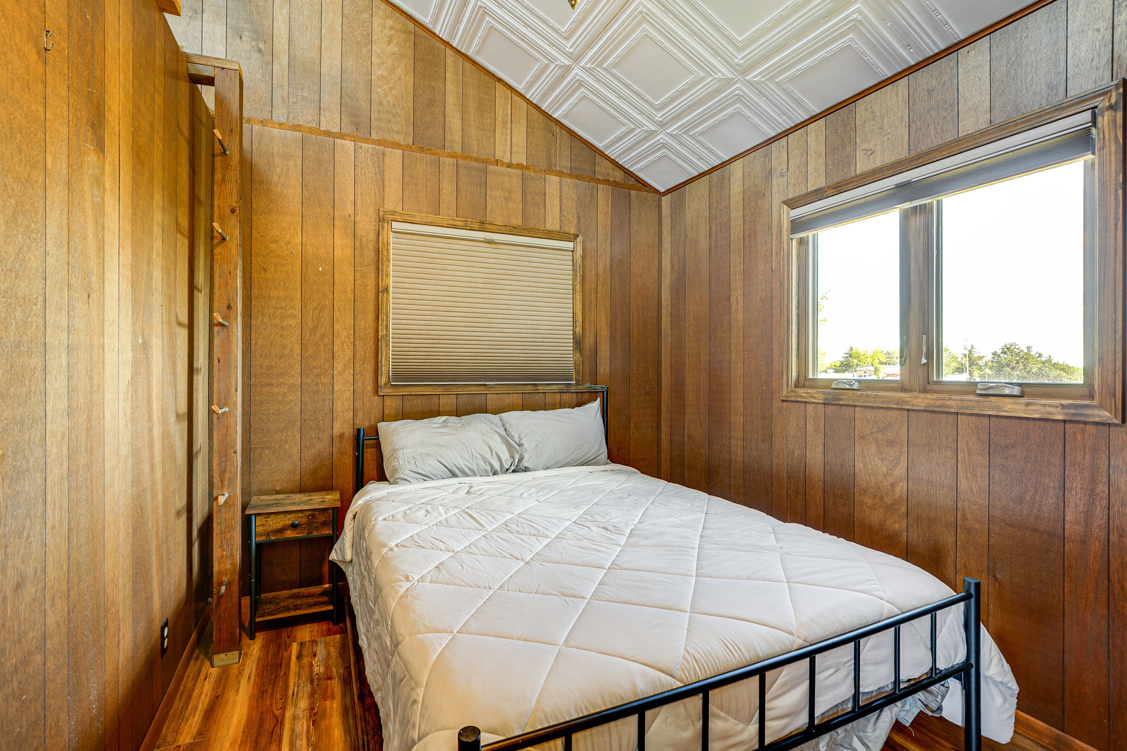 Bedroom 1 | Main Floor | Queen Bed | Linens Provided