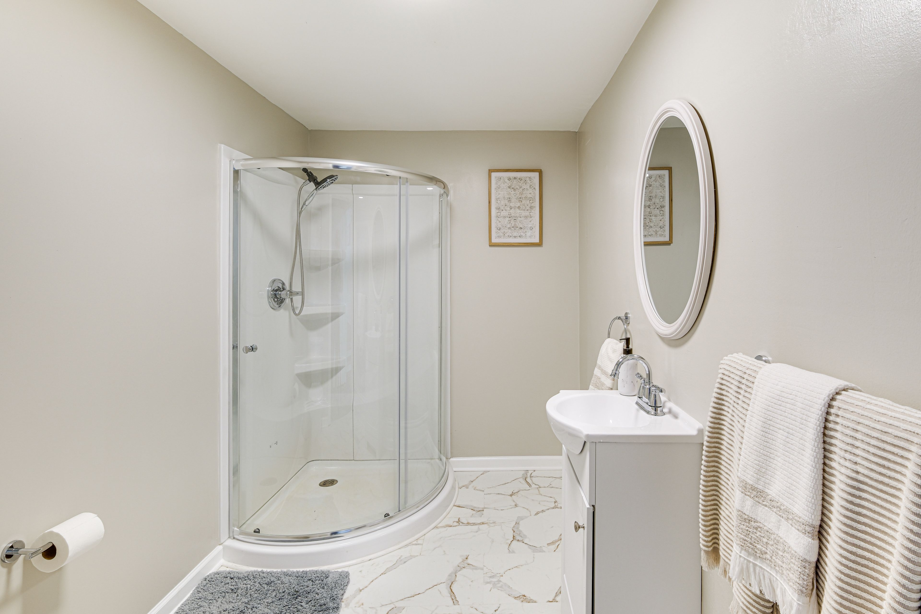 Full Bathroom | Towels Provided