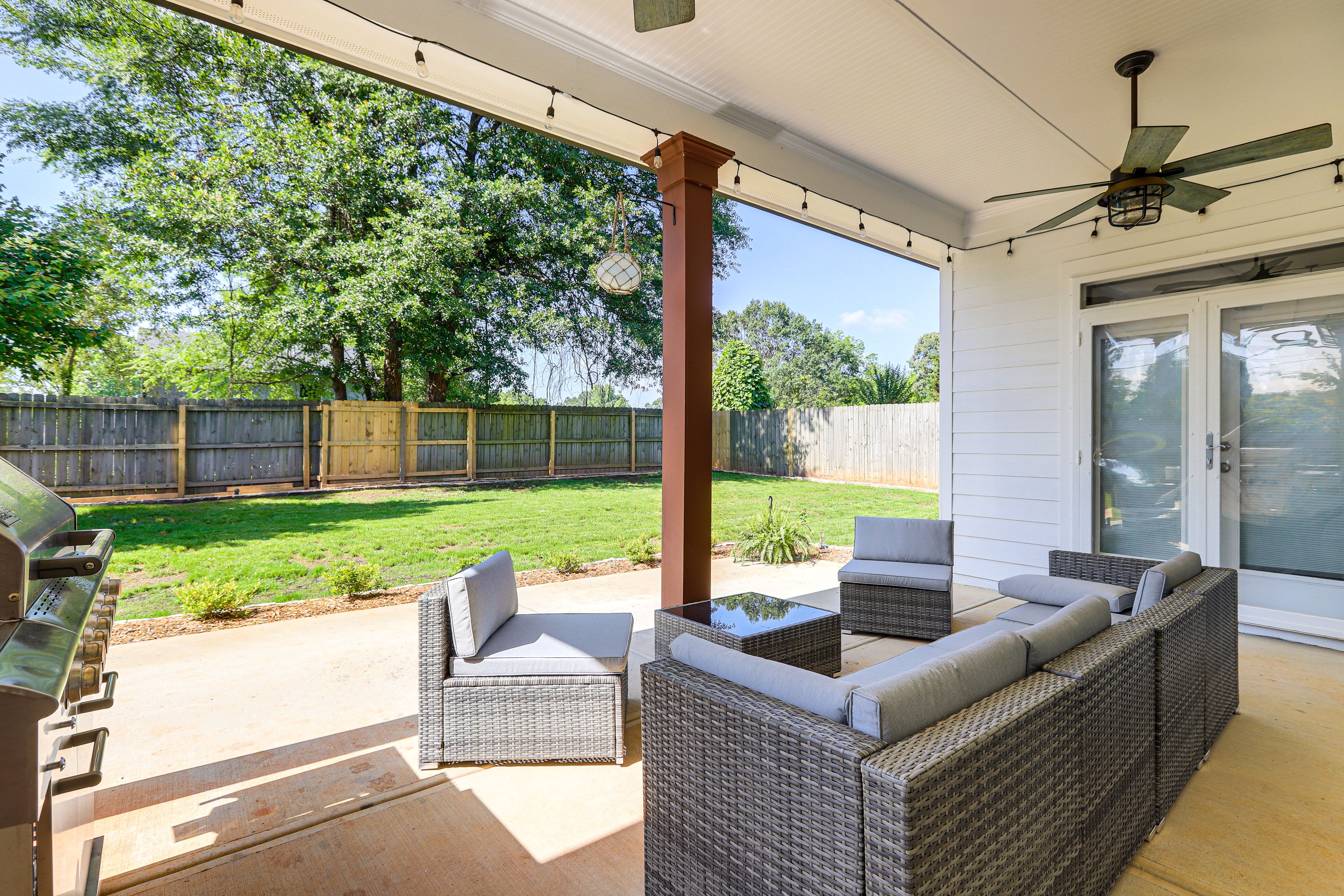 Covered Porch & Patio w/ Seating