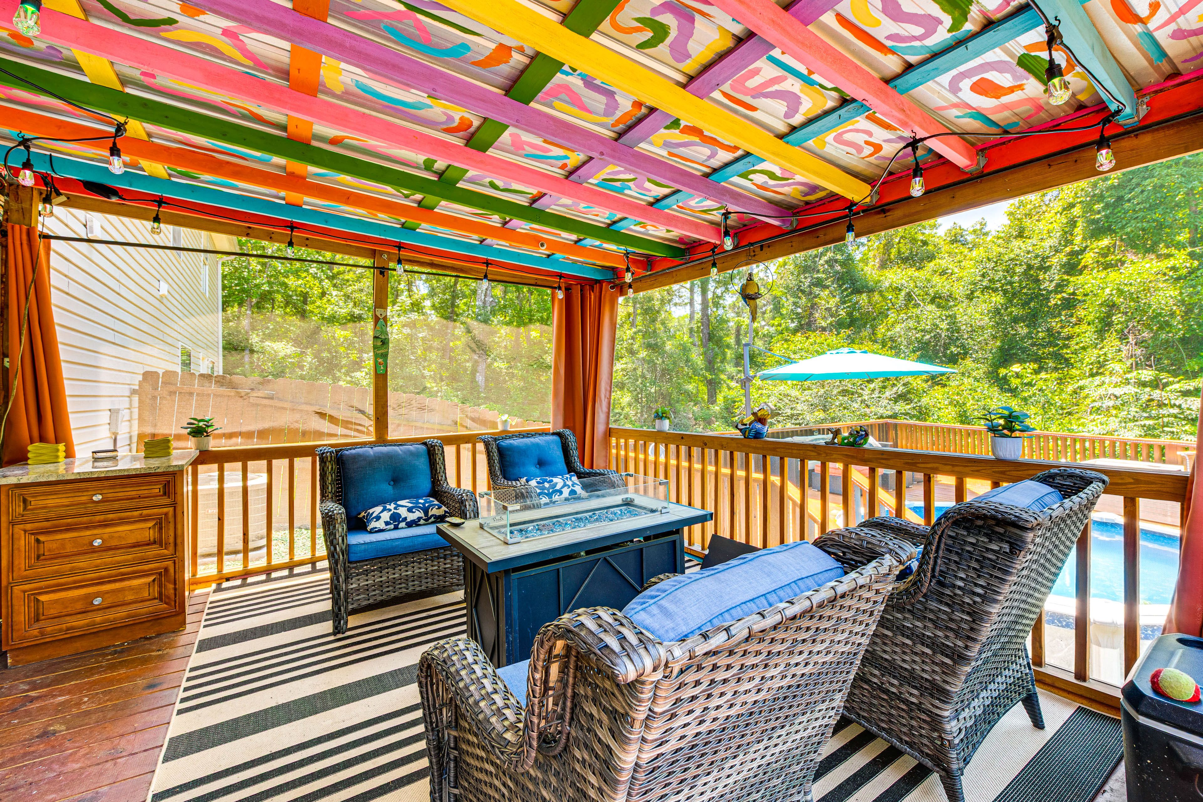 Screened-In Porch | Gas Fire Pit Table | Lounge Furniture