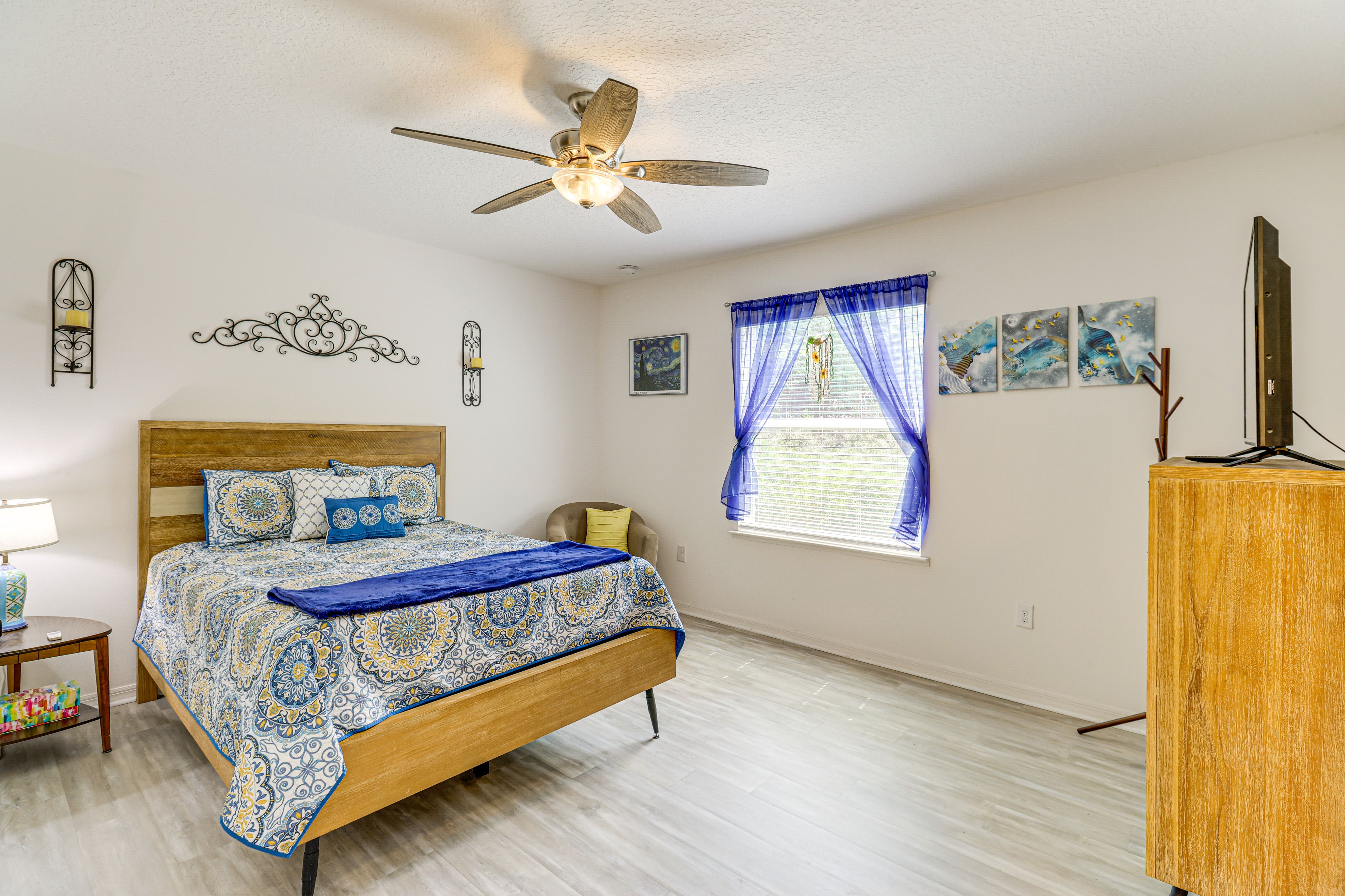 Bedroom 1 | Queen Bed | En-Suite Bathroom