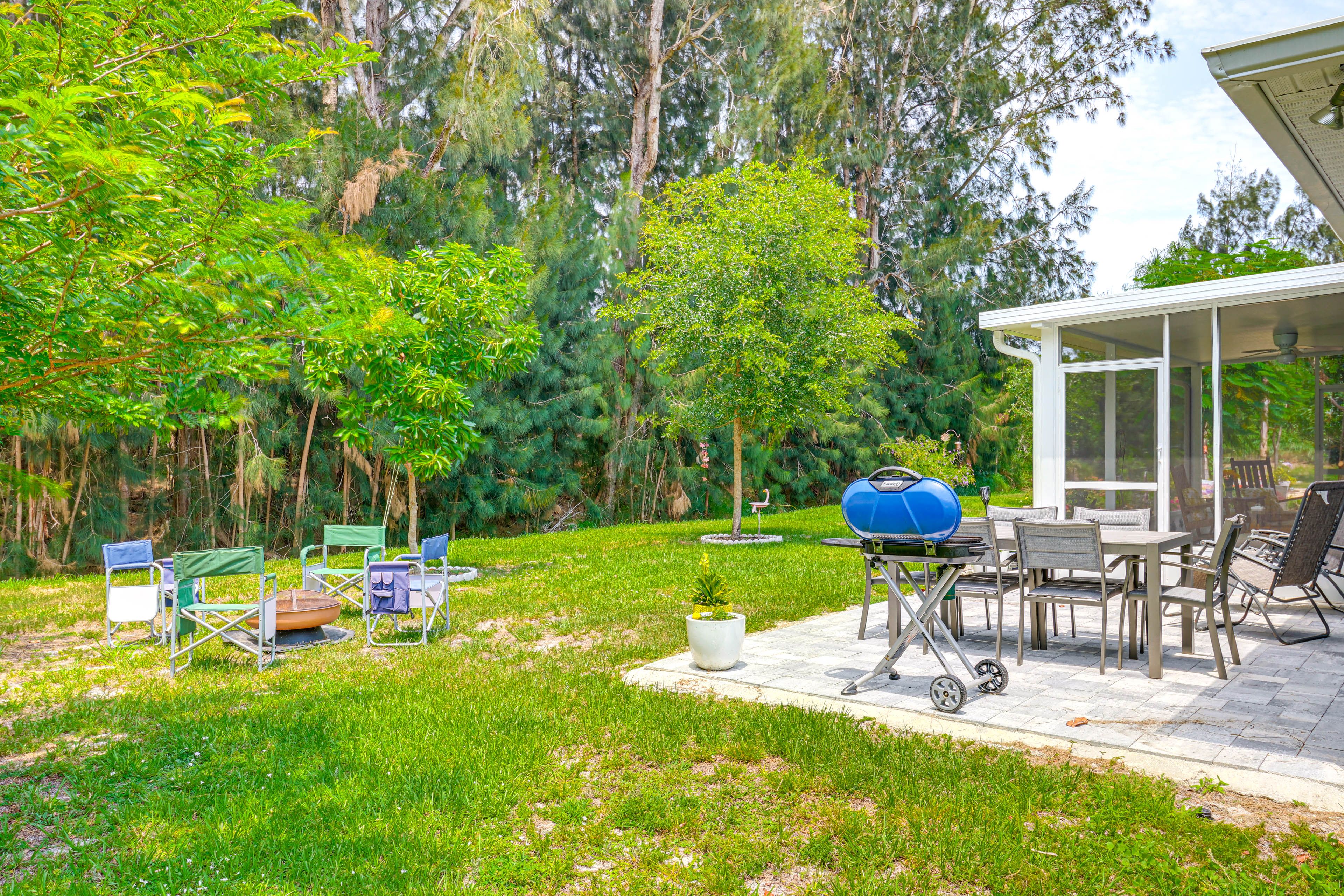 Private Backyard Area | Fire Pit | BBQ Grill
