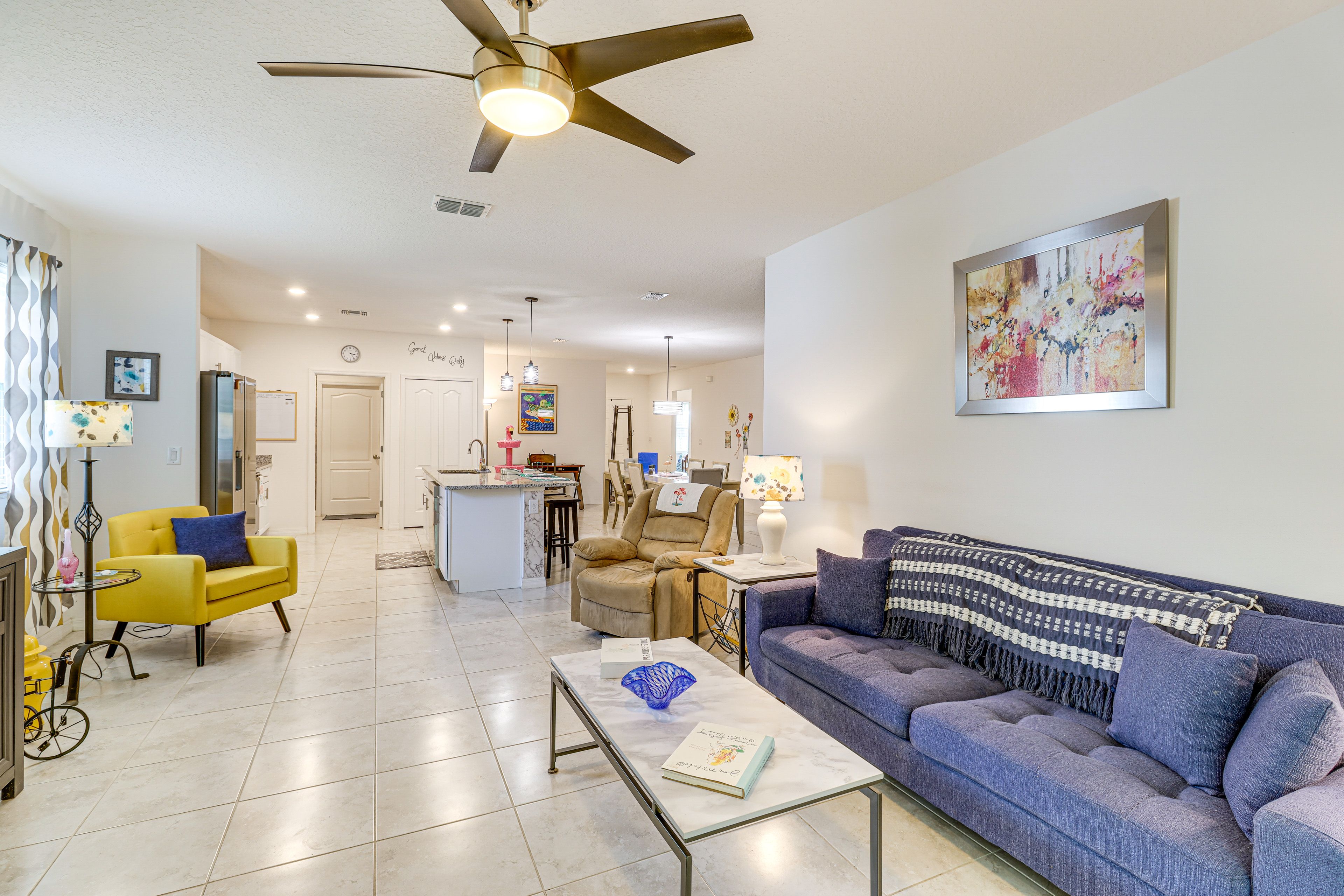 Living Room | Central A/C & Heat | Free WiFi | Smart TV