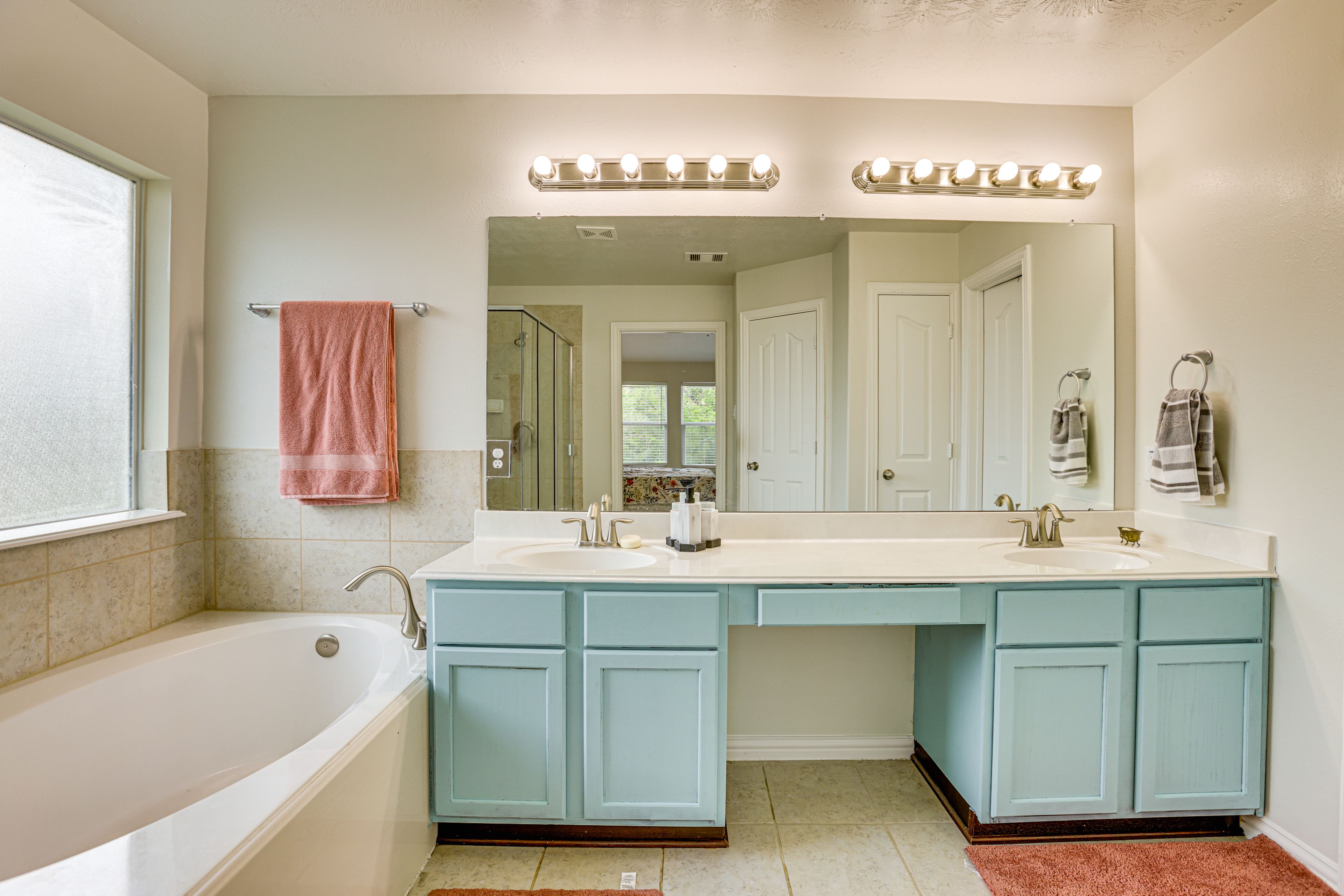 Full Bathroom | Soaking Tub | 2nd Floor