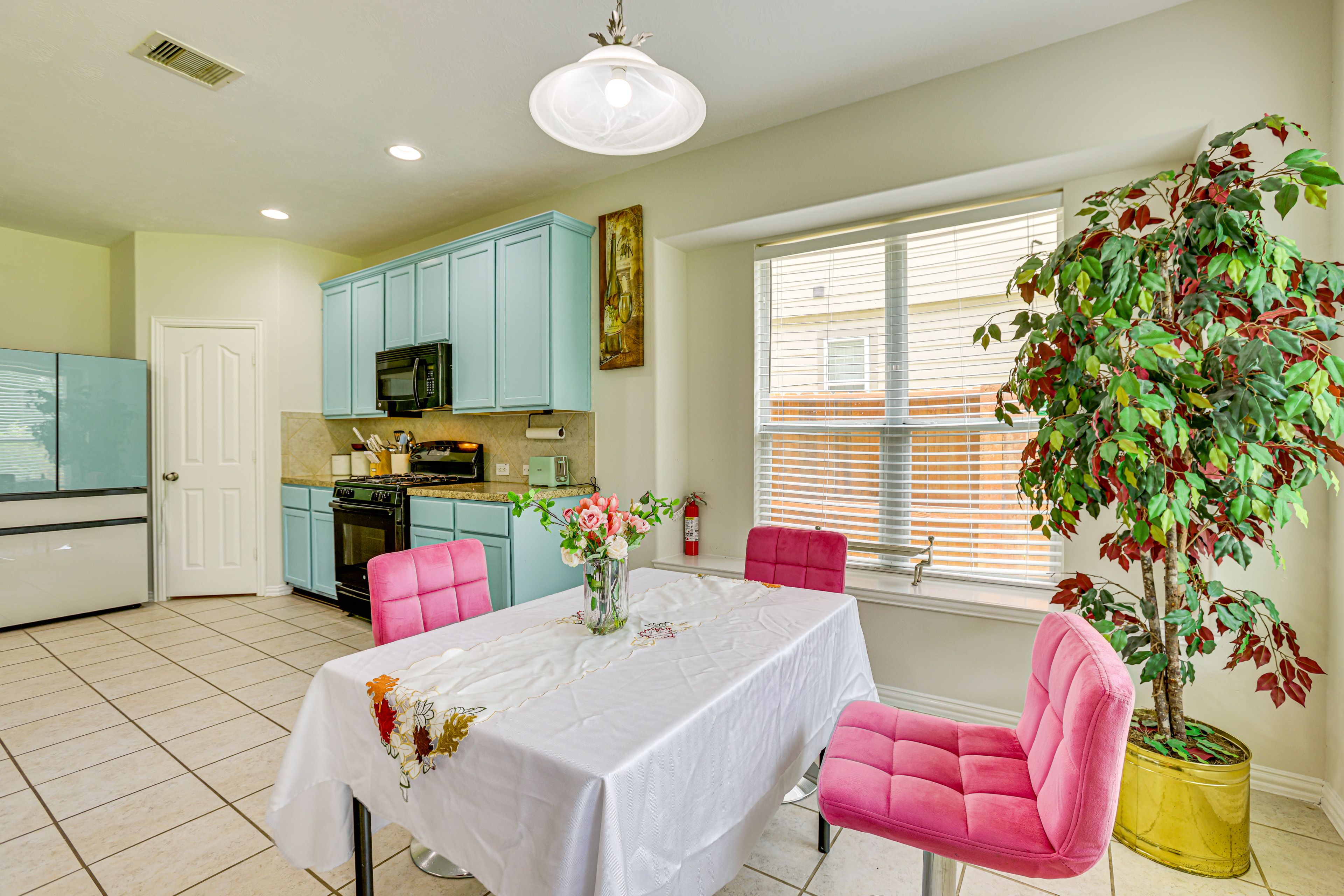 Breakfast Nook | High Chair | 1st Floor