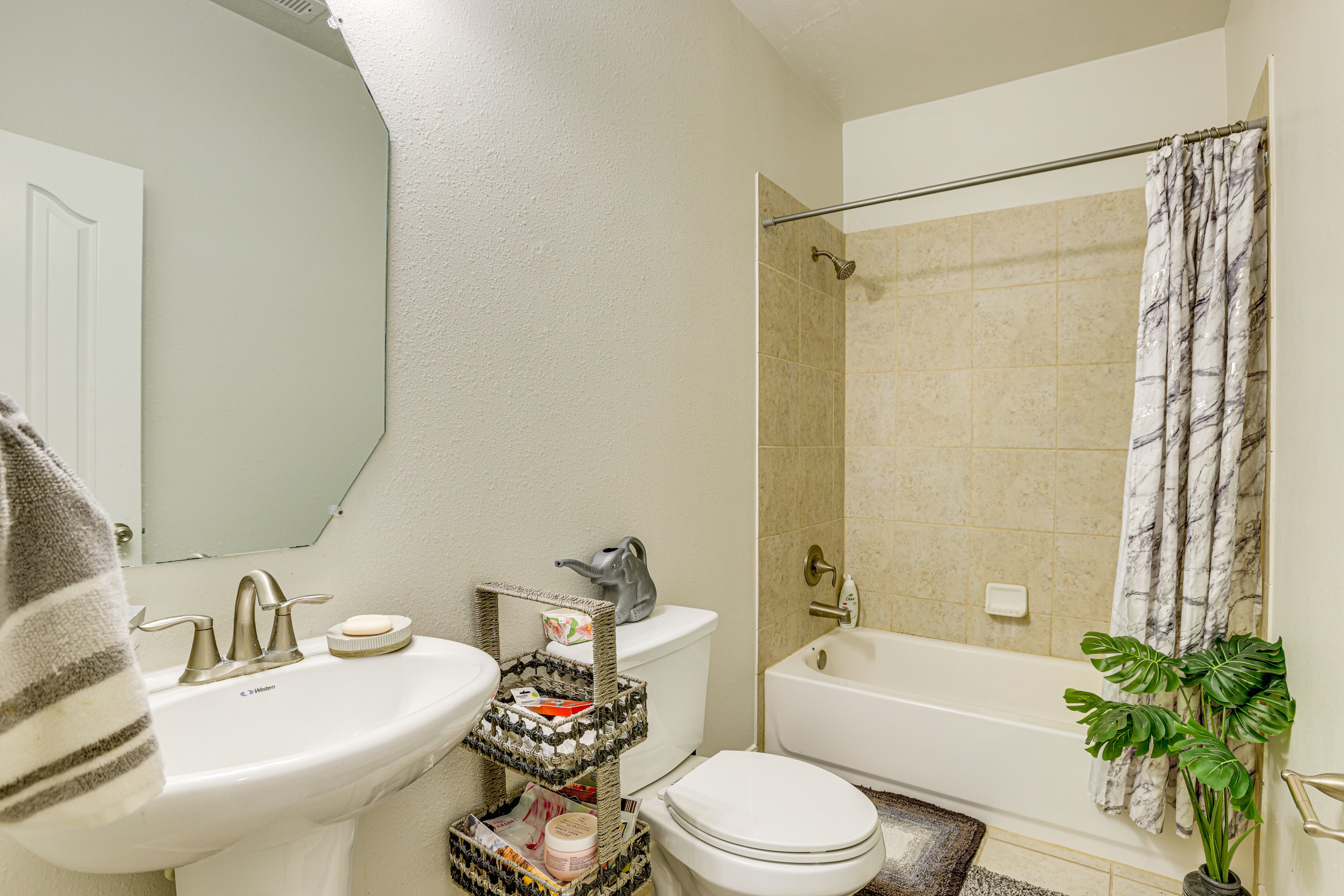 Full Bathroom | Towels Provided | 1st Floor