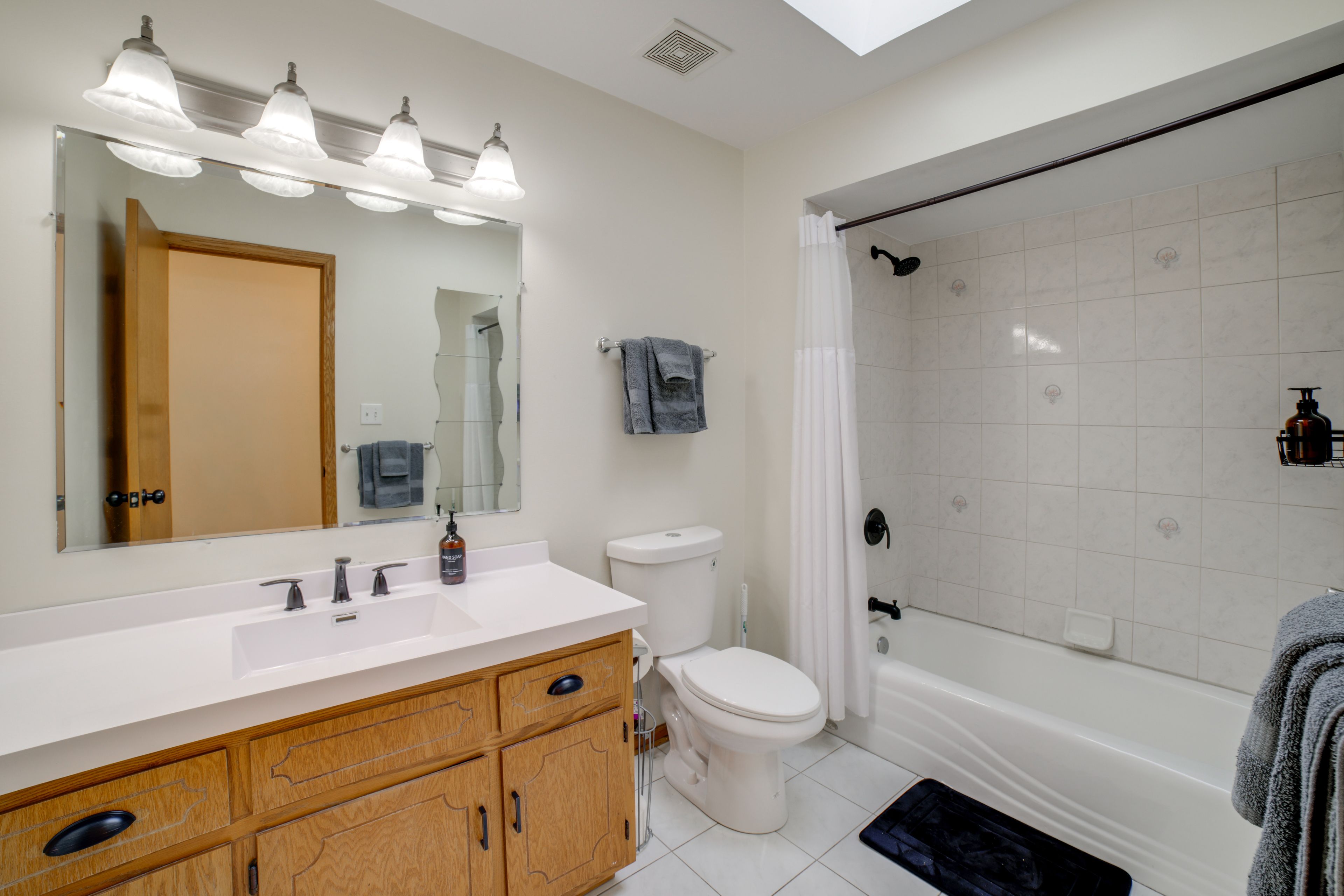 Full Bathroom | Upper Level