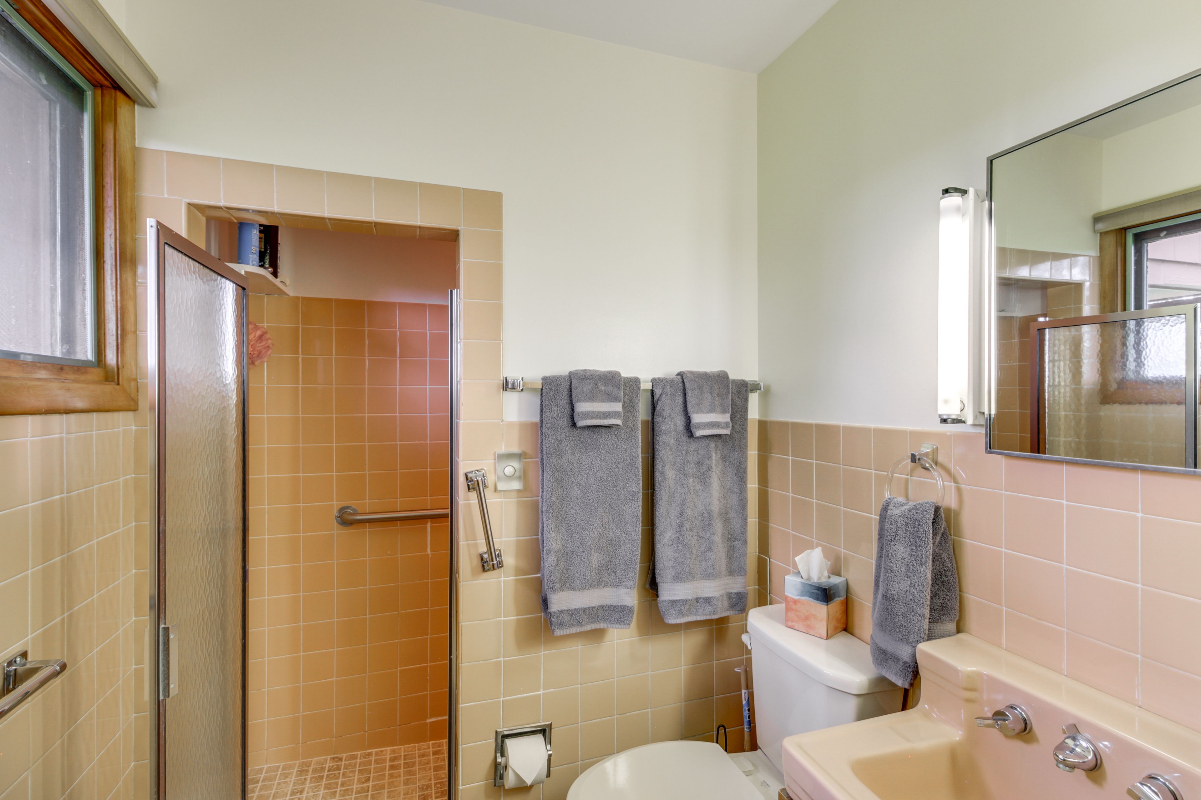 Full Bathroom | Towels Provided