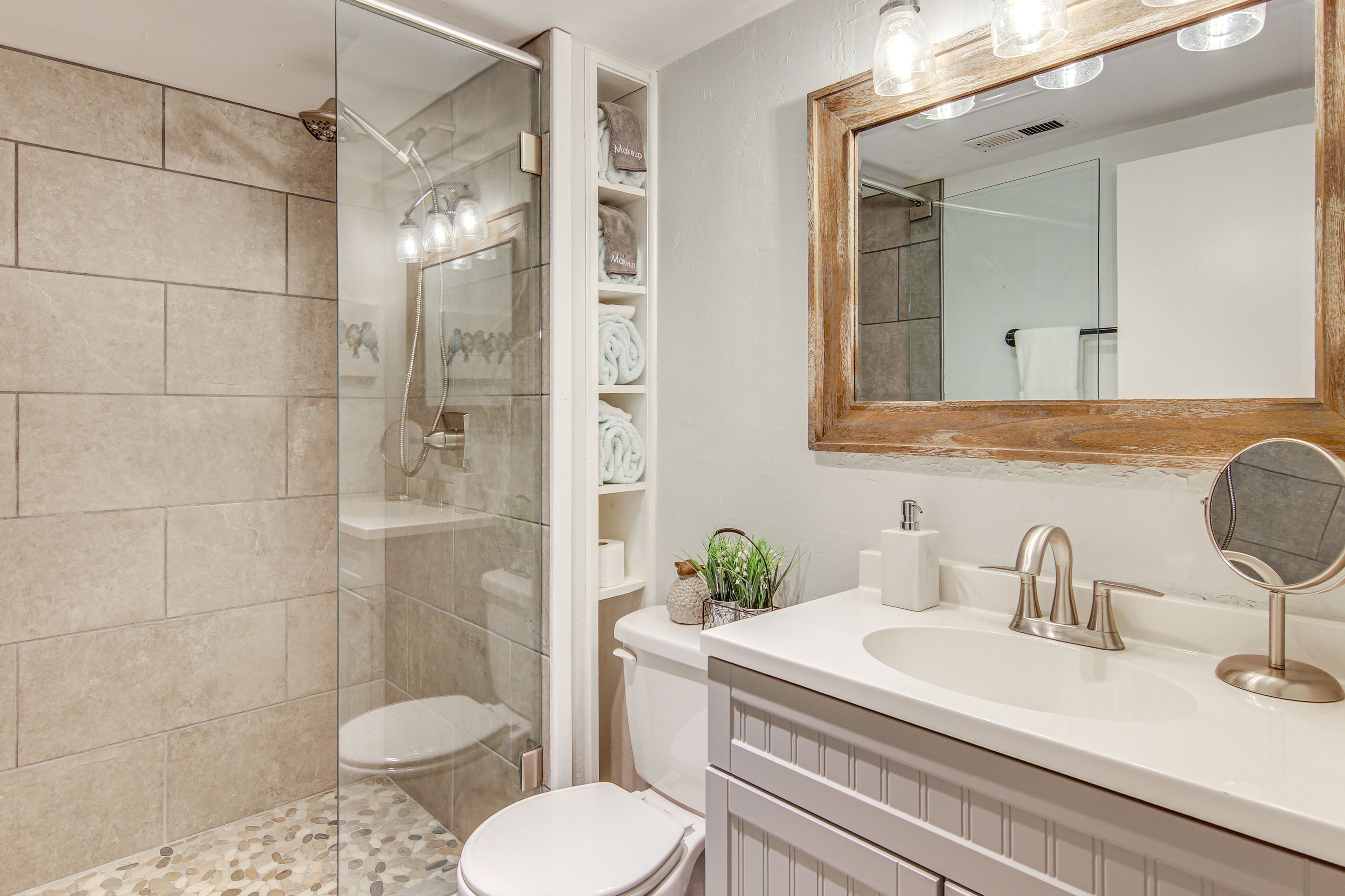 Full Bathroom | Towels Provided