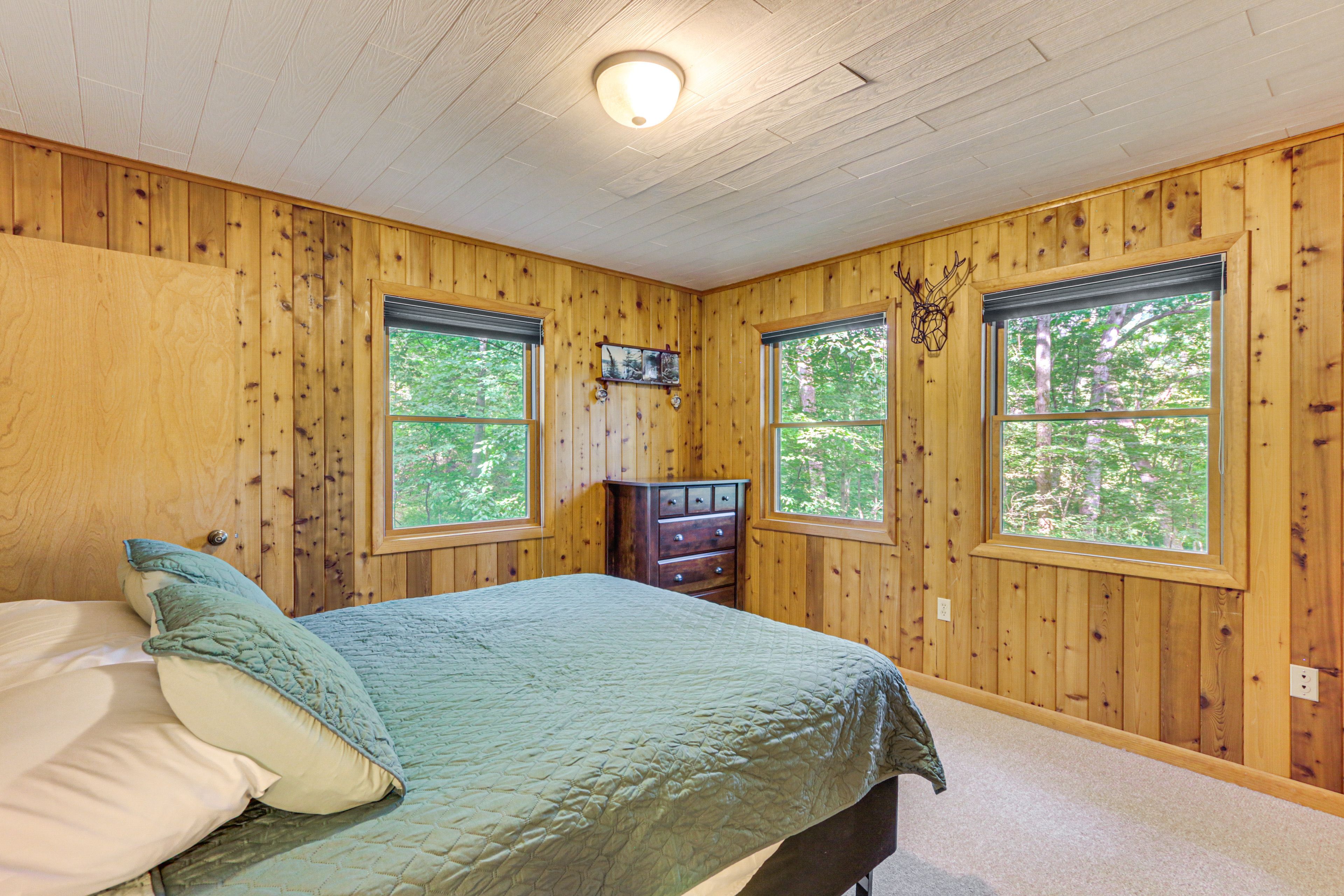 Bedroom 2 | Queen Bed | 1st Floor