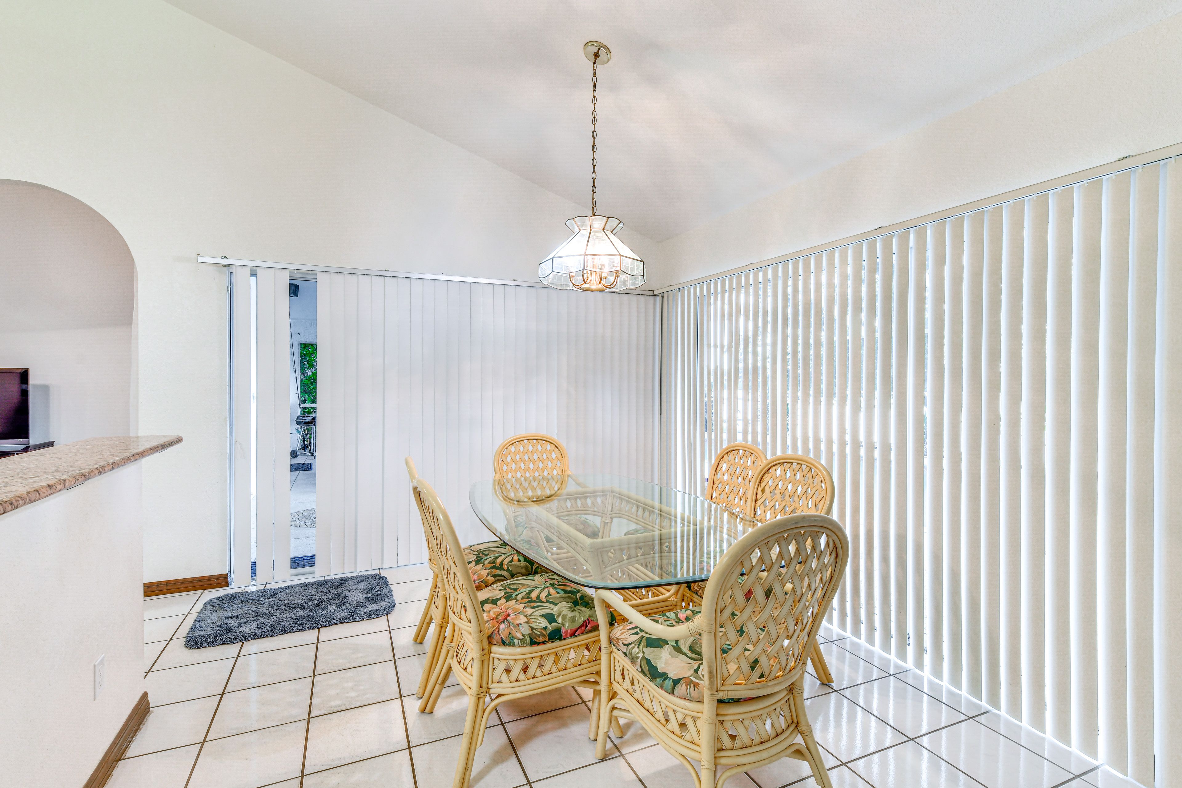 Dining Area | Dishware & Flatware Provided