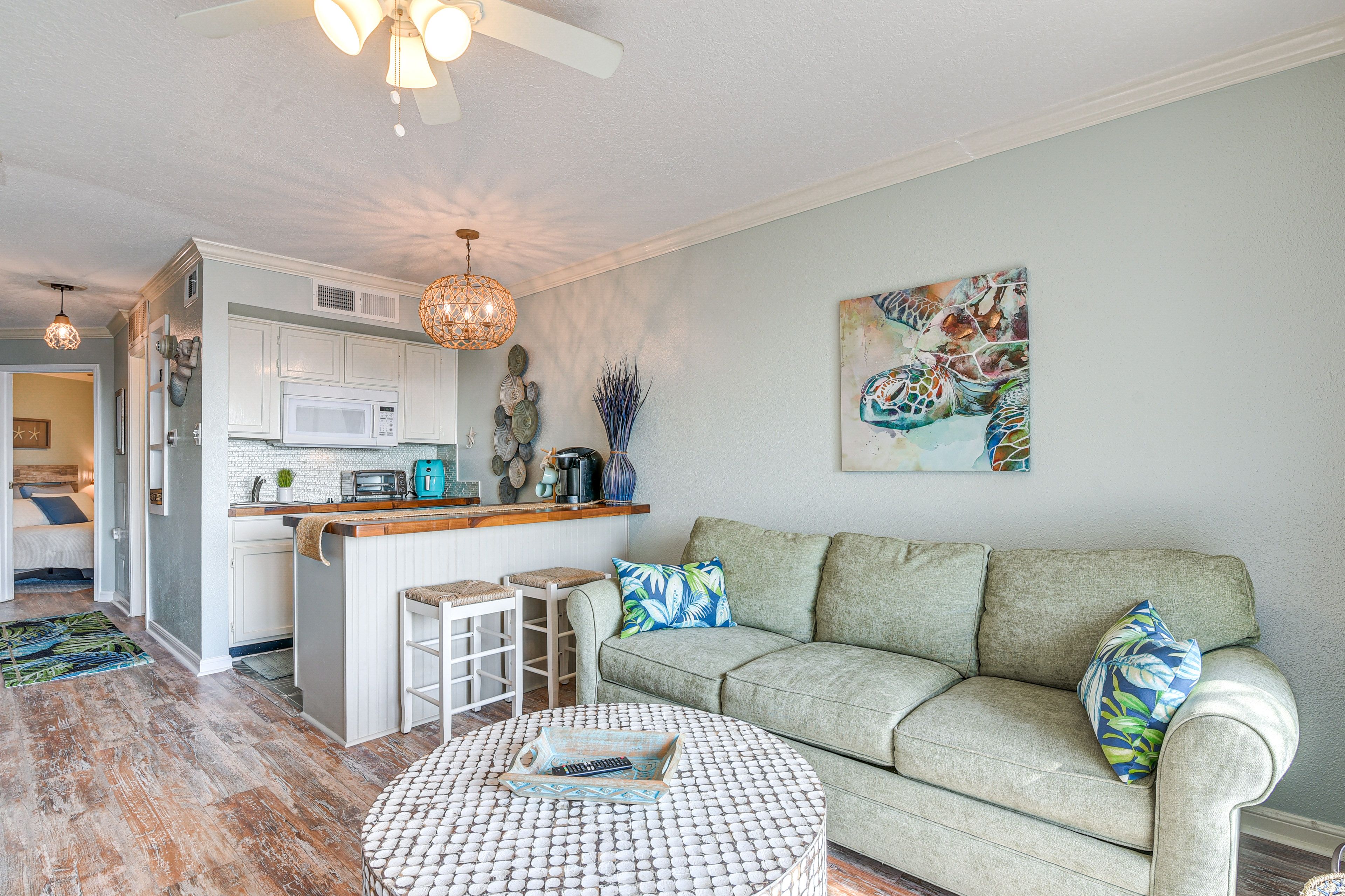 Living Room | Queen Sleeper Sofa | Free WiFi | Flat-Screen TV