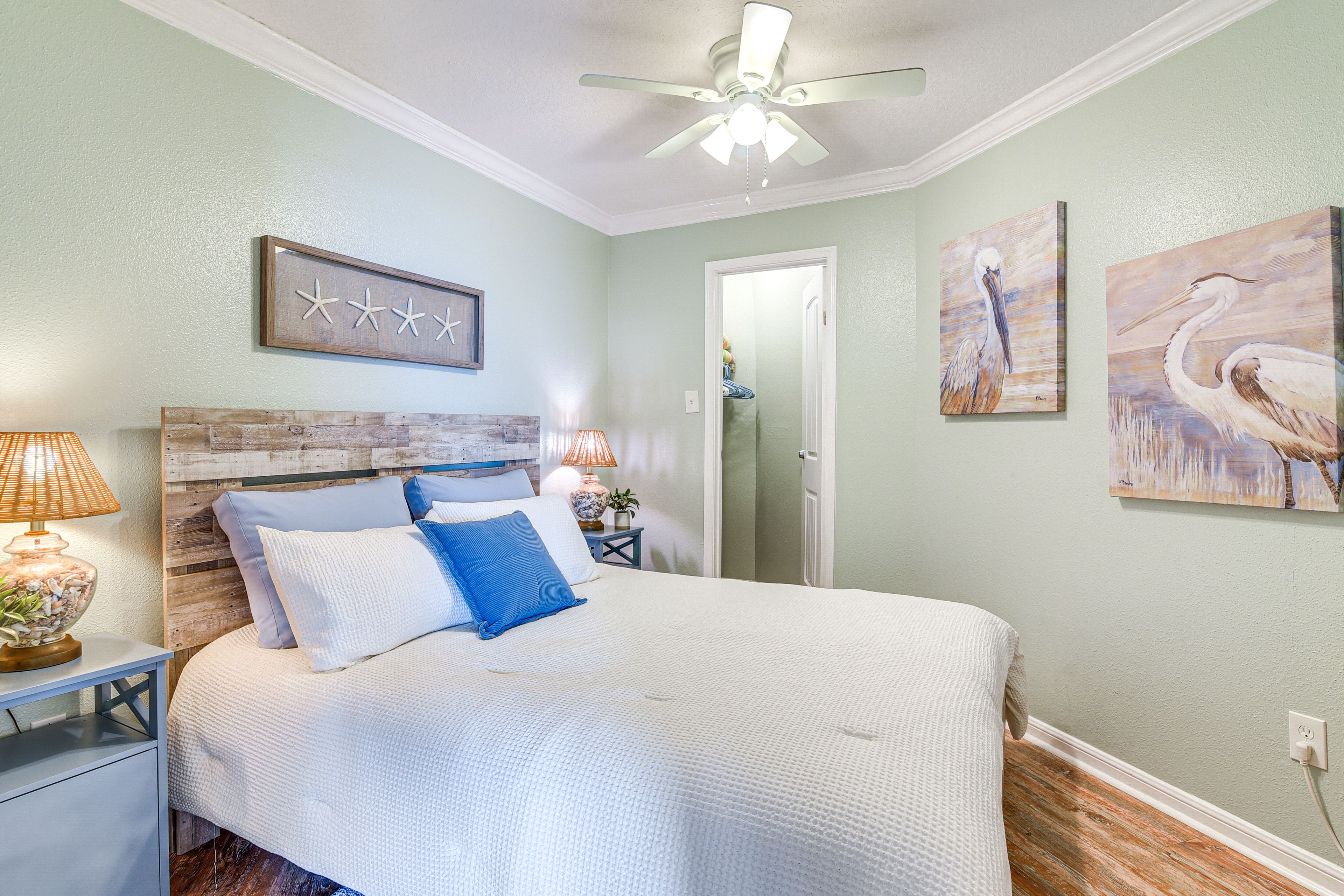 Bedroom | Queen Bed | Linens Provided