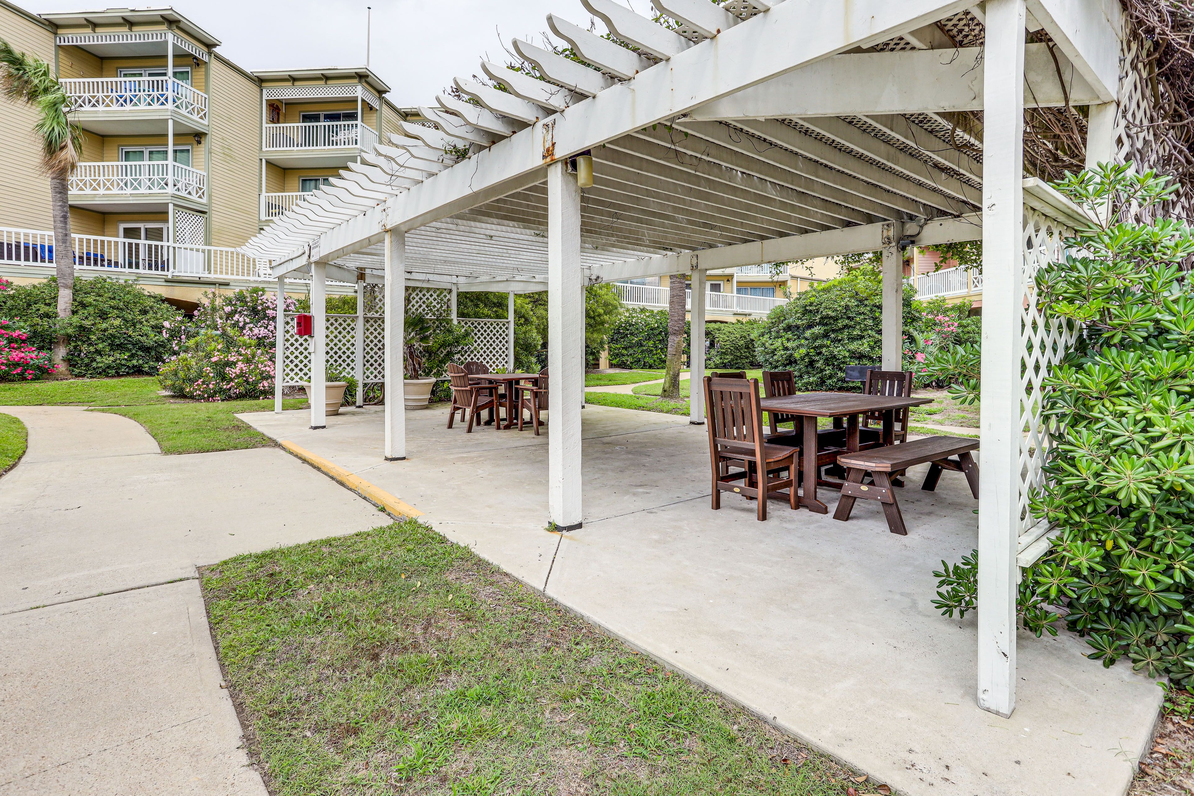 Victorian Condominium | Community Amenities | Picnic Area | Grill