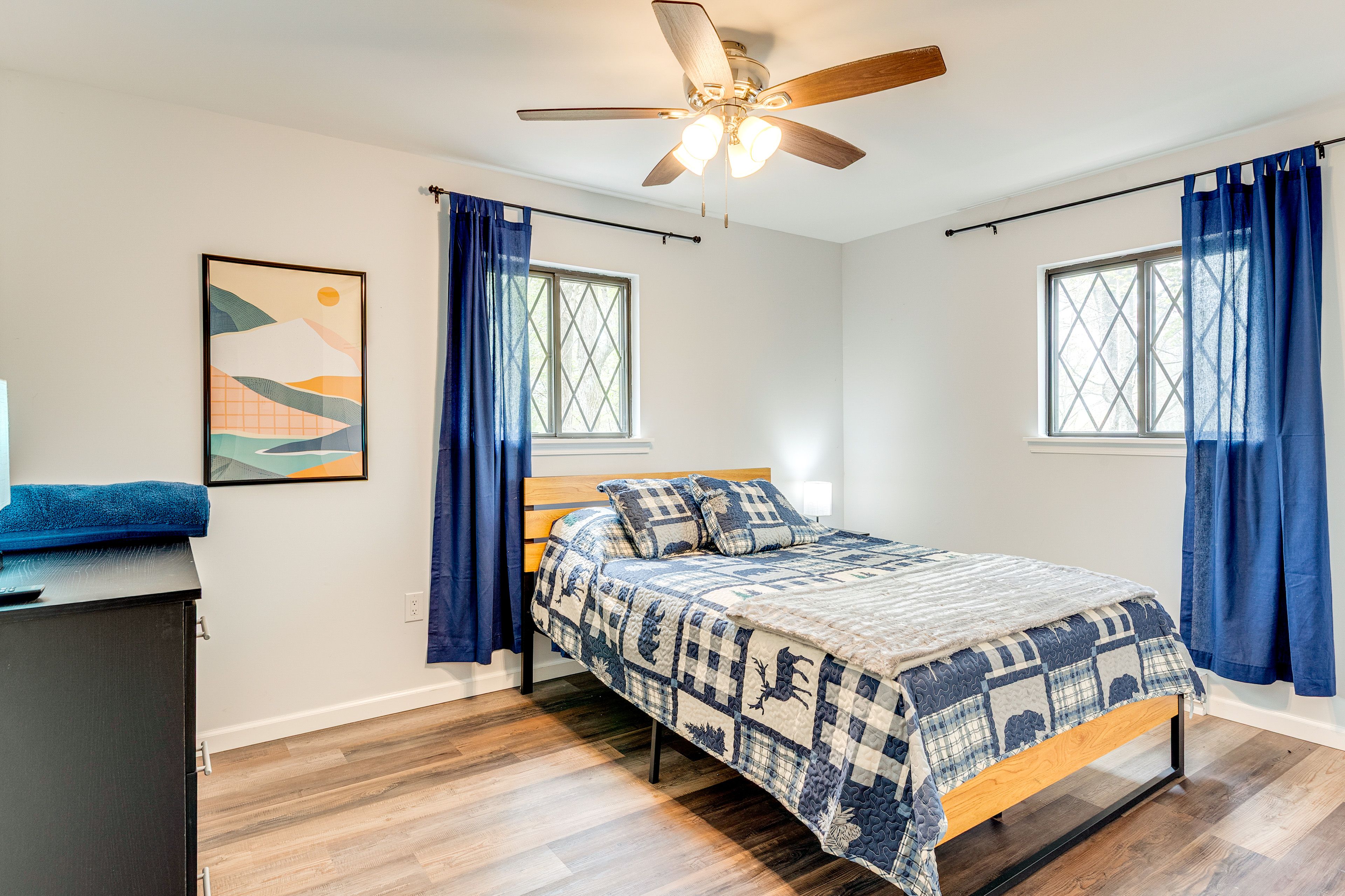 Bedroom 2 | Queen Bed | Smart TV | Upper Level