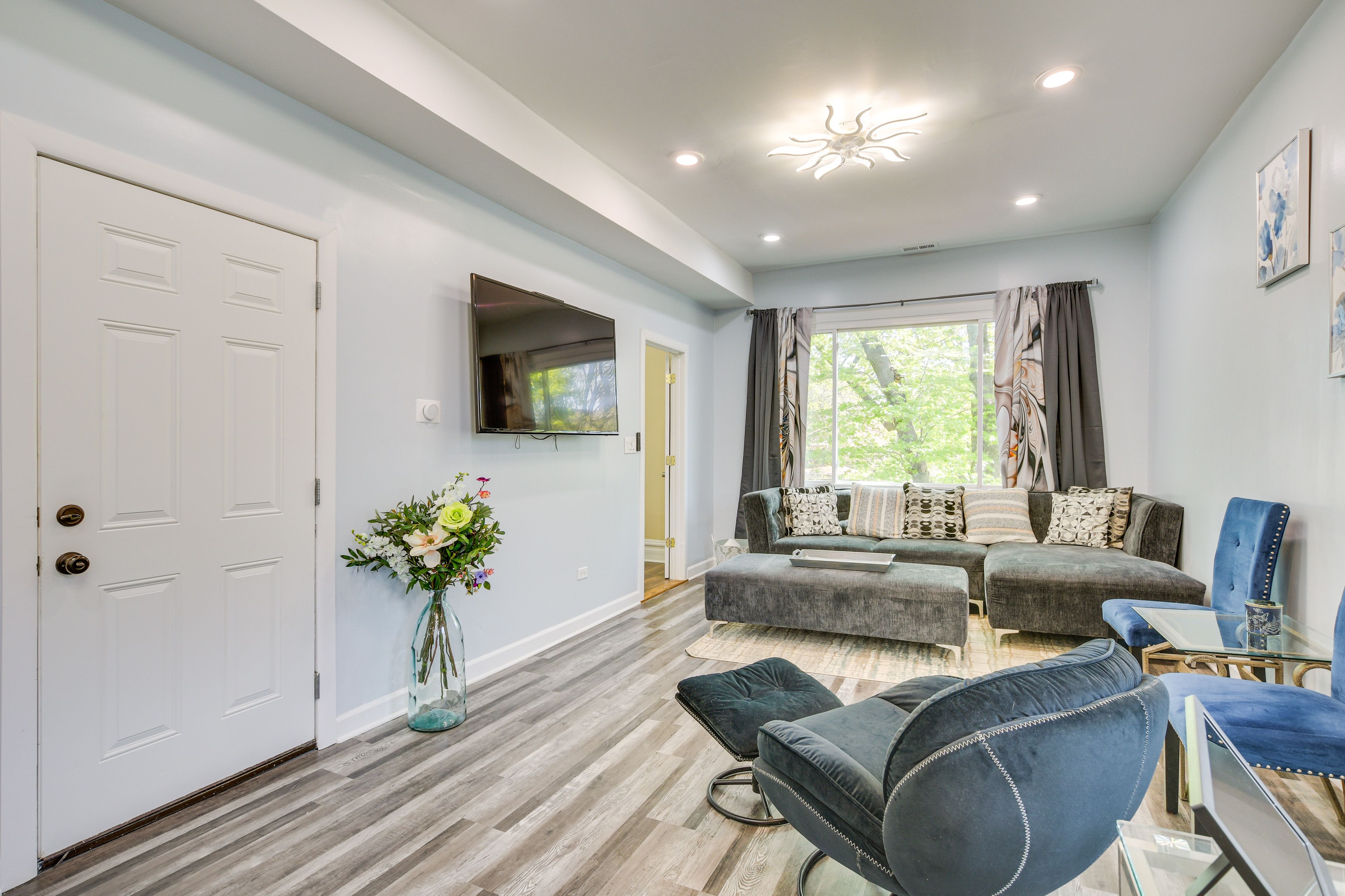 Living Area | Queen Sleeper Sofa | Smart TV | Board Games