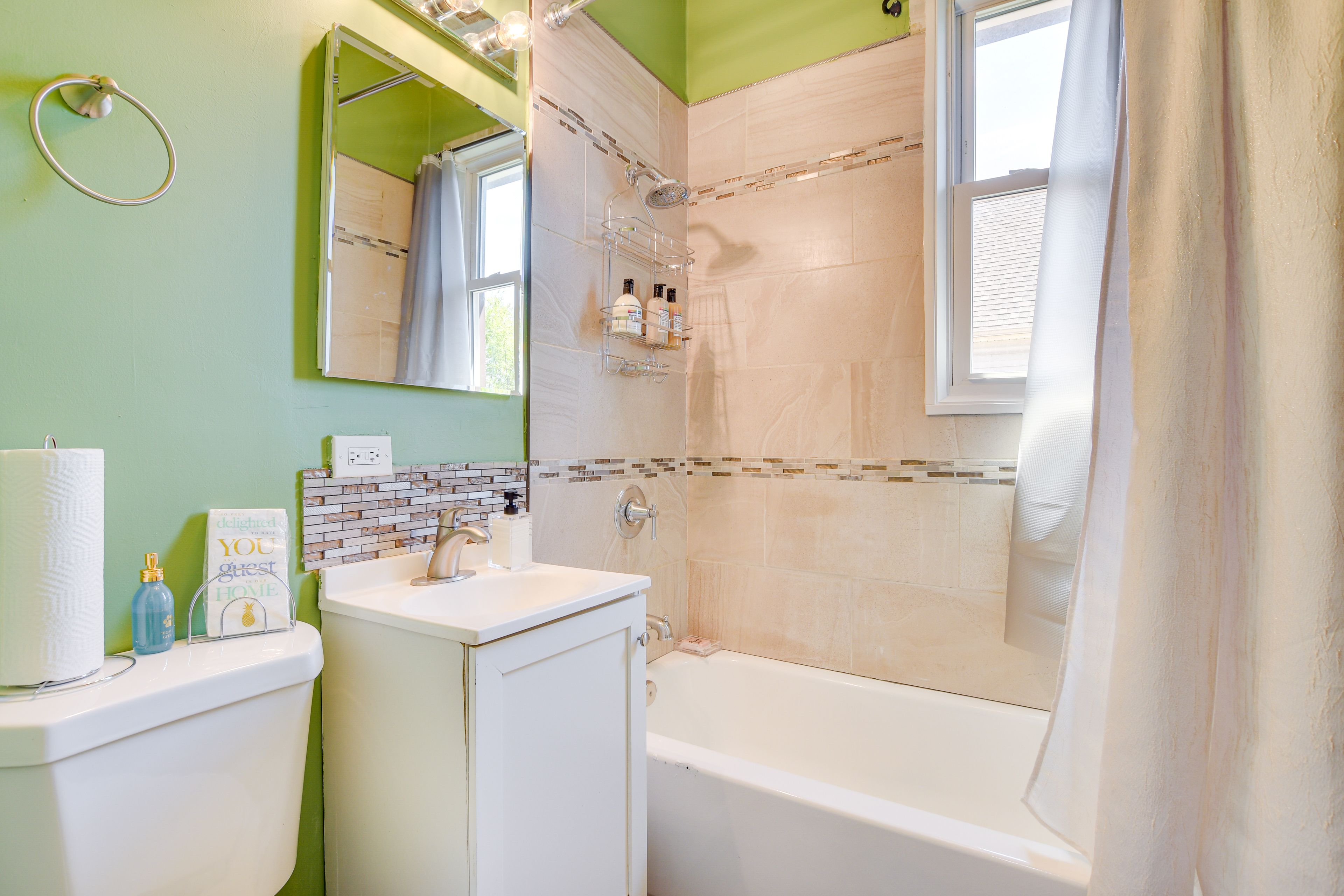 Full Bathroom | Towels Provided