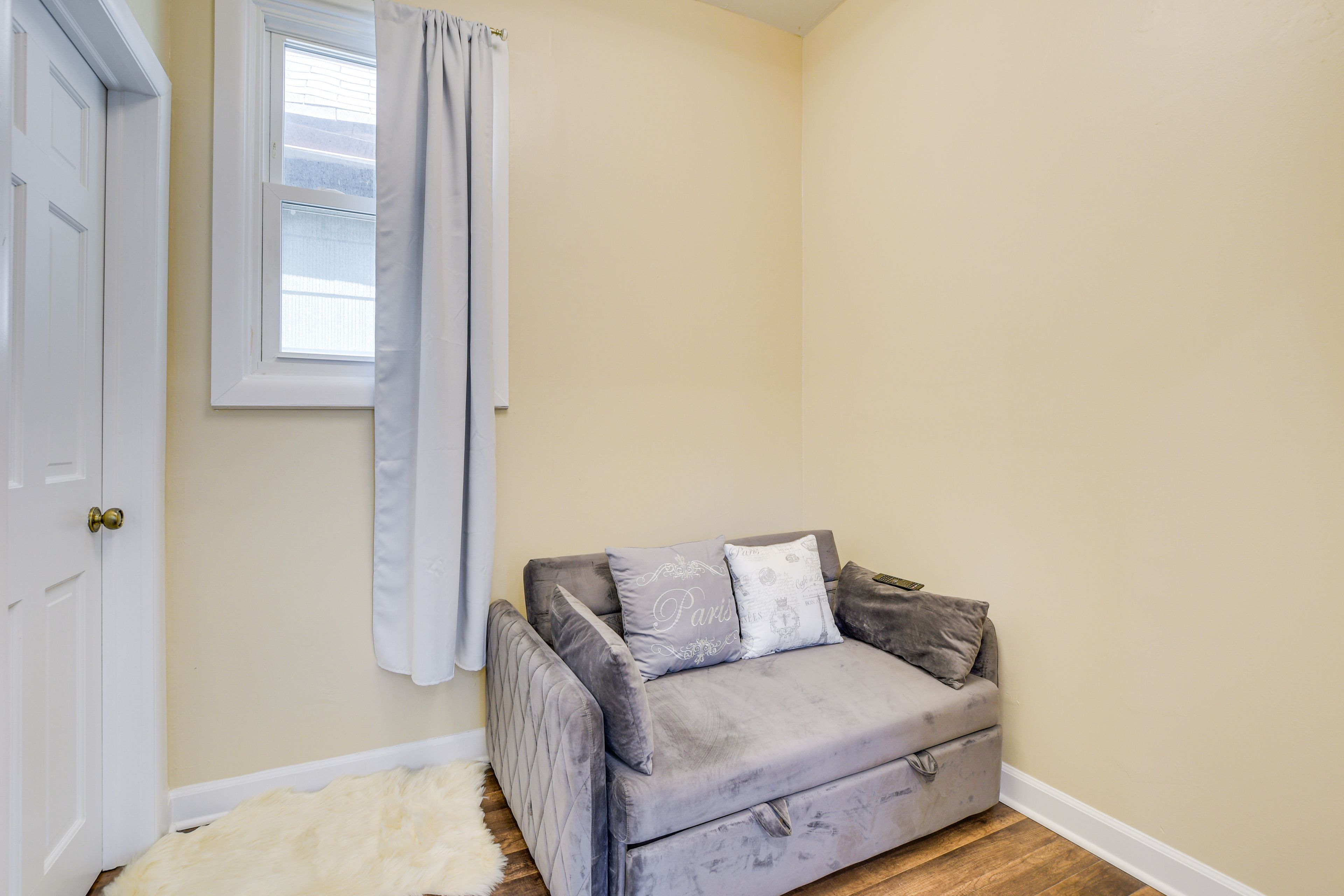 Bedroom 2 | Twin Sleeper Sofa | Smart TV