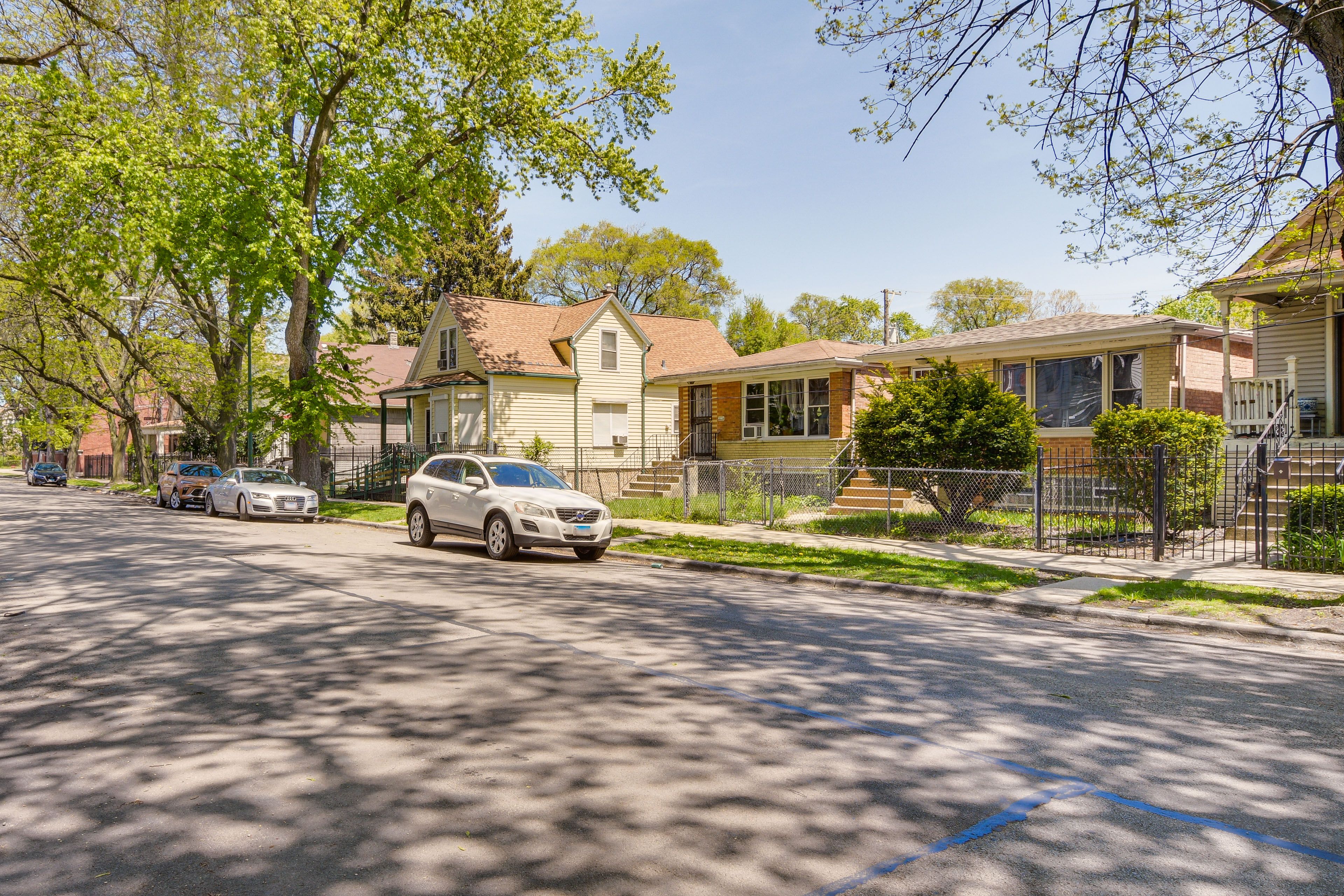 Apartment Exterior | Free Street Parking