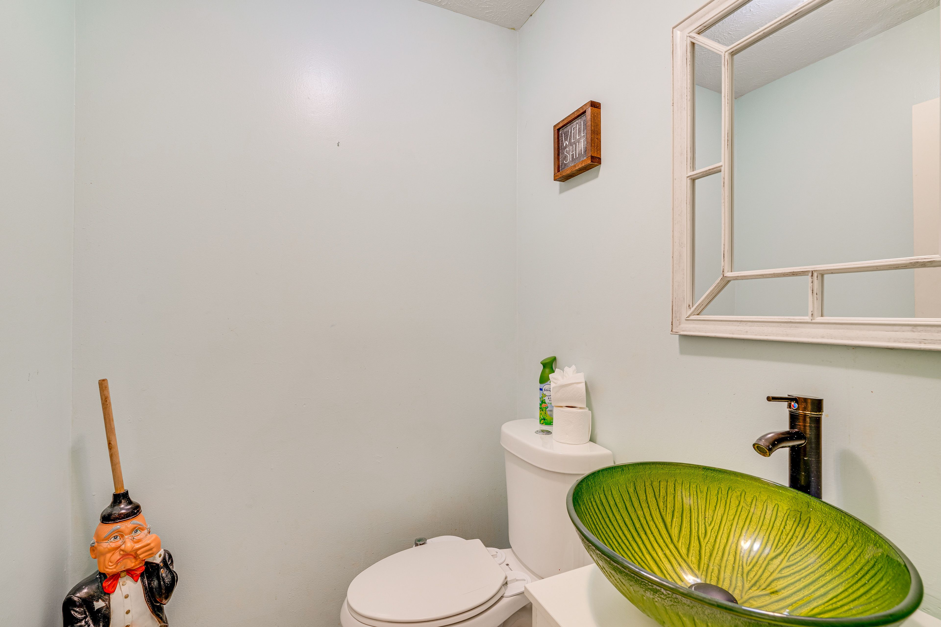 Half Bathroom | 1st Floor | Complimentary Toiletries | Towels Provided