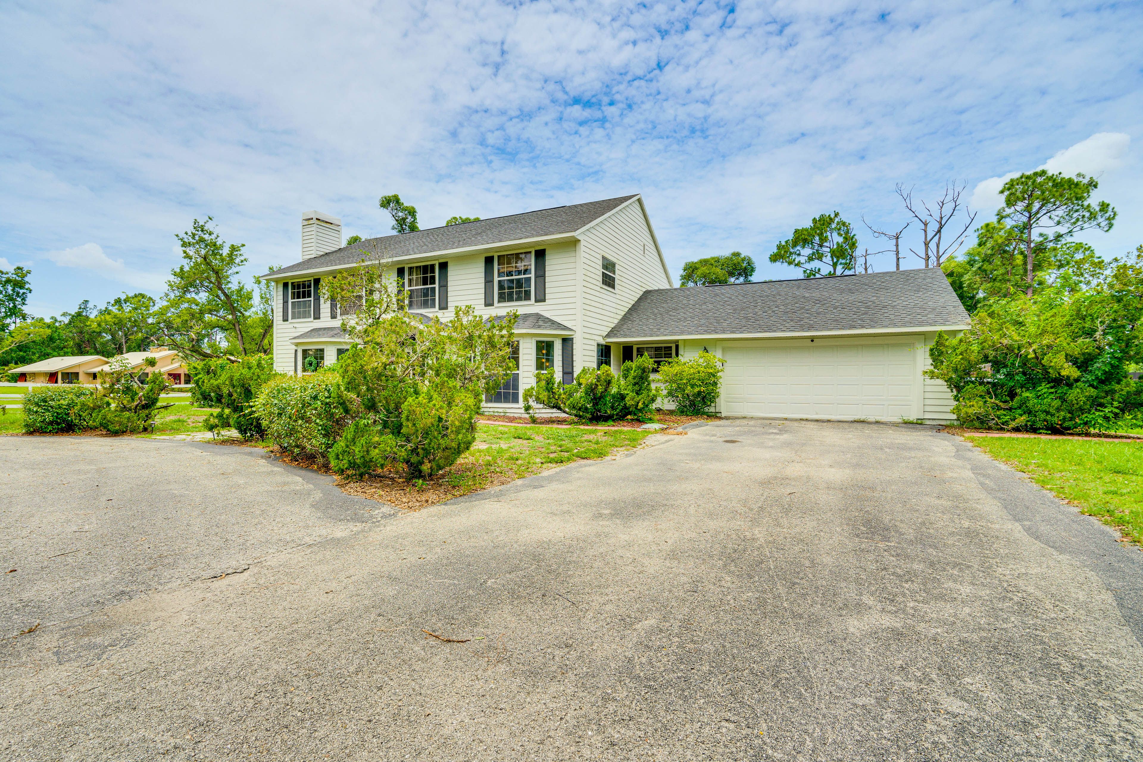 Exterior | Parking | Driveway (6 Vehicles)