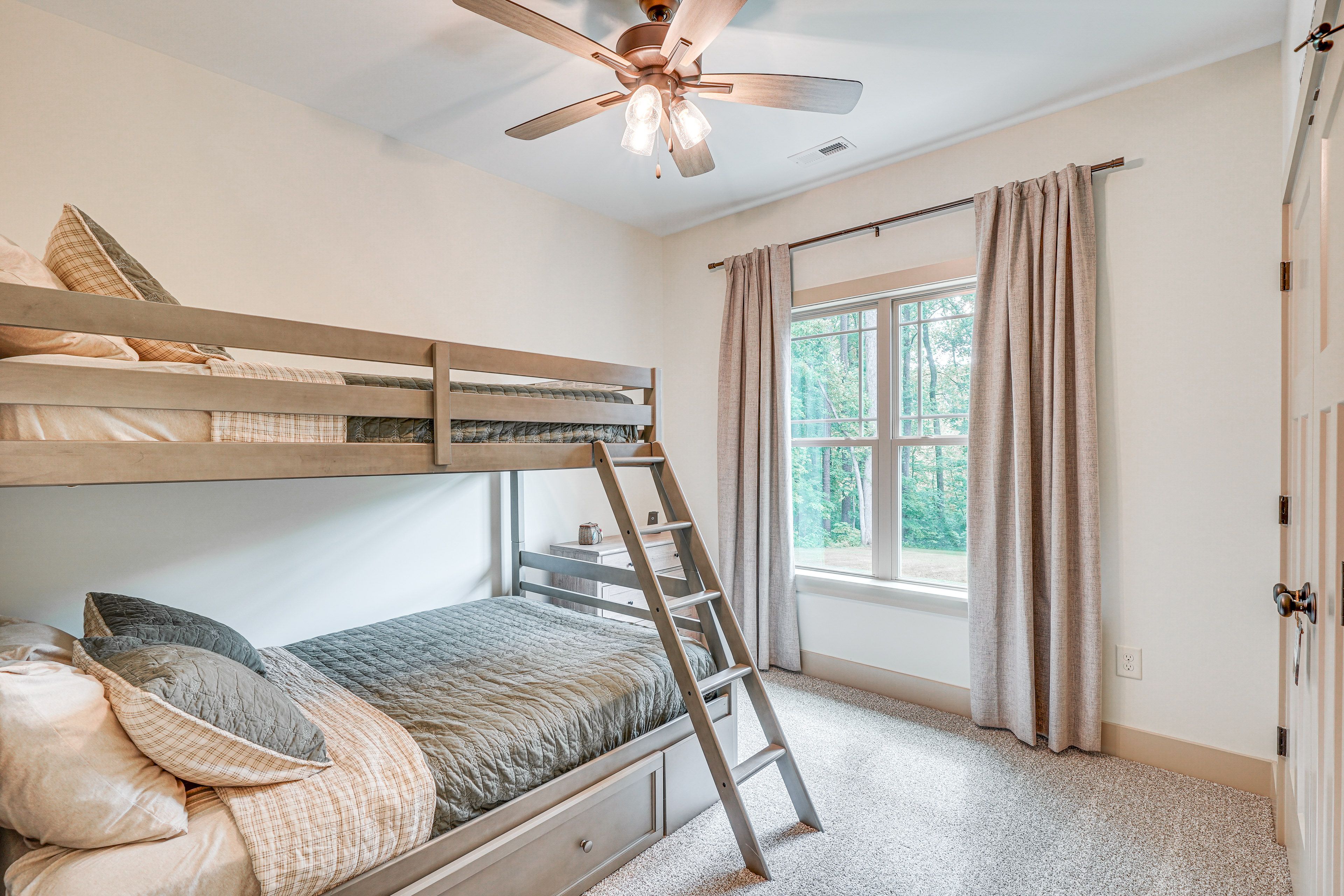 Bedroom 3 | Twin/Full Bunk Bed