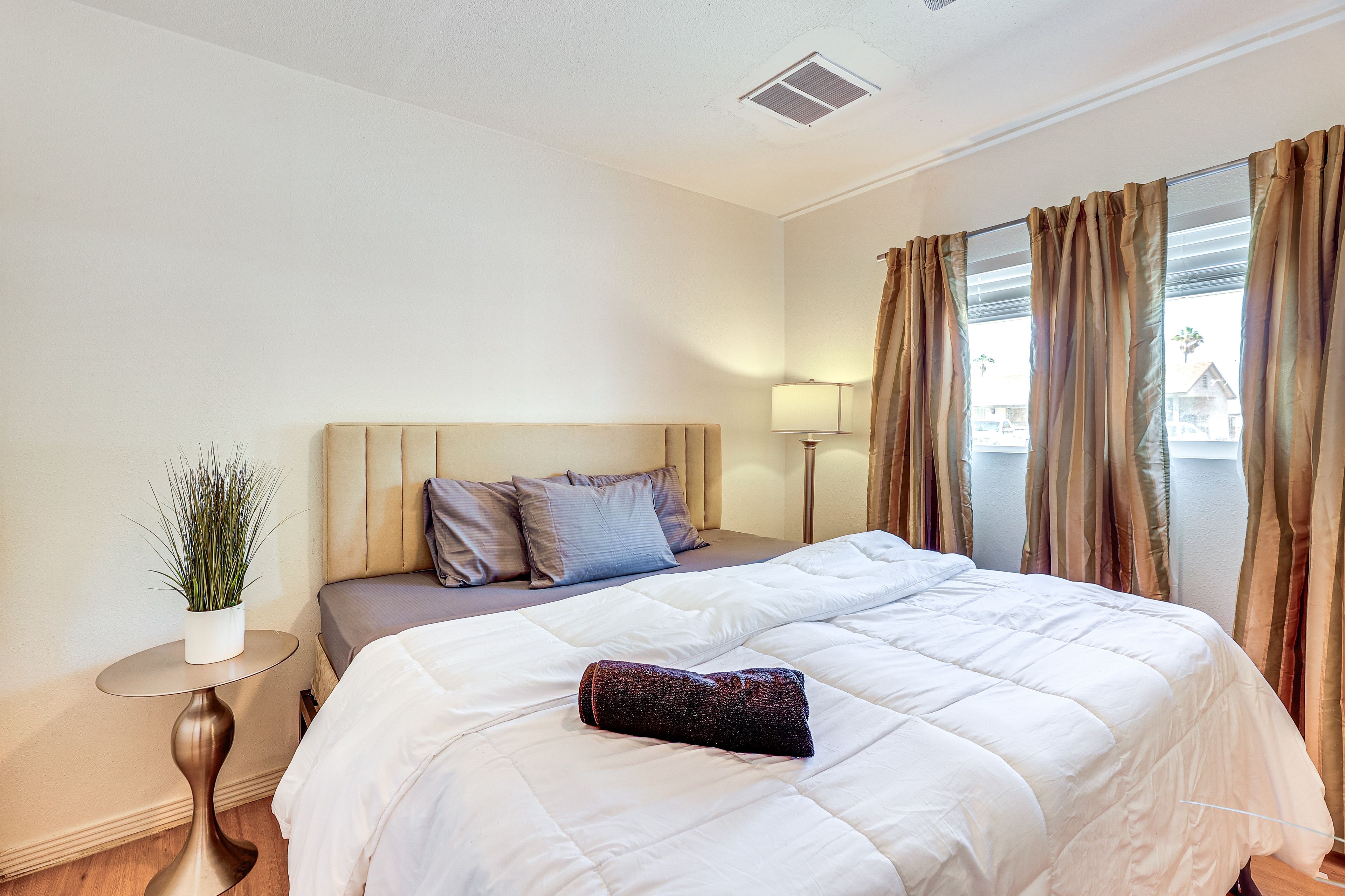 Bedroom 5 | Queen Bed | Smart TV