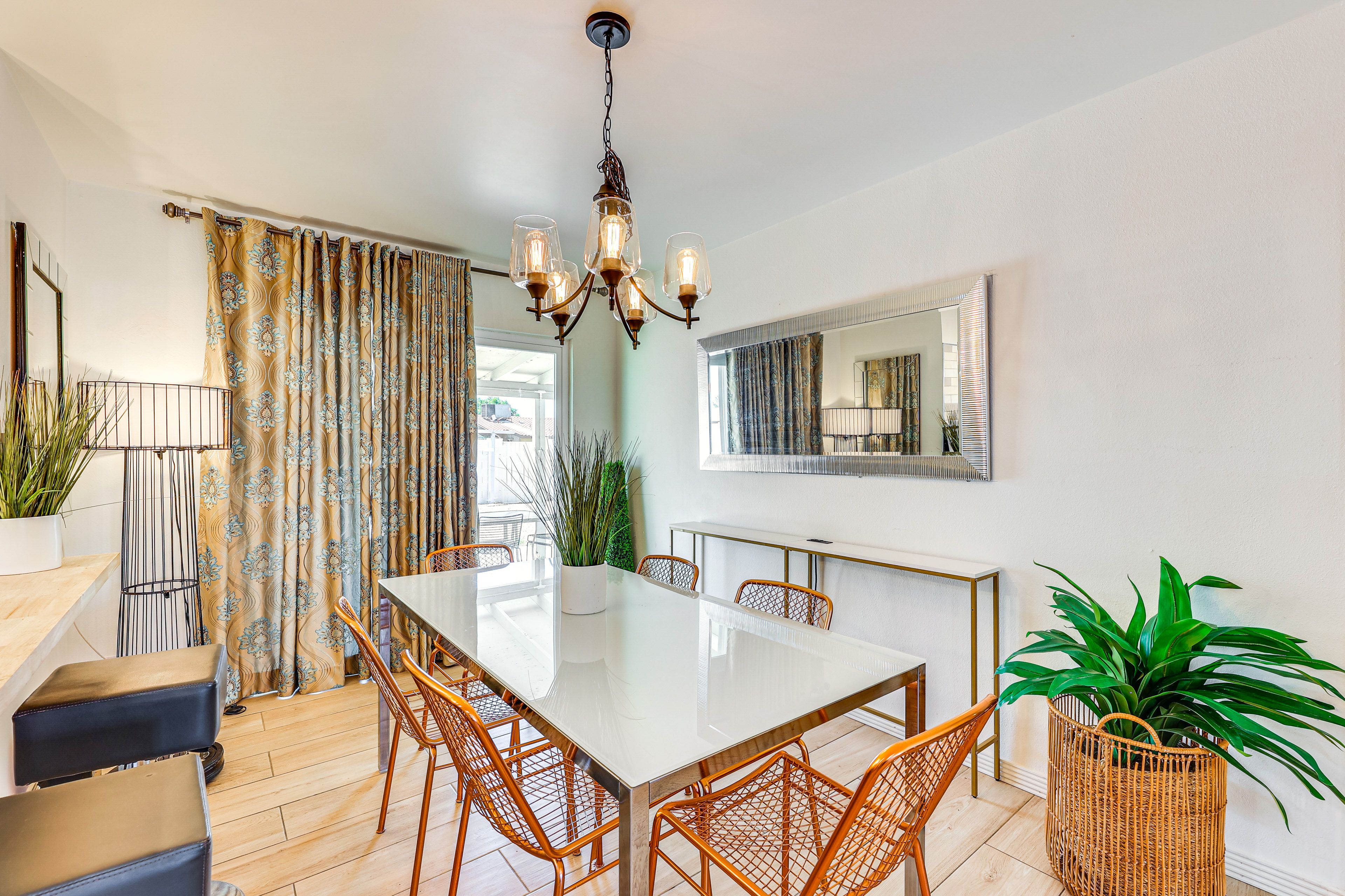 Dining Area | Dishware/Flatware Provided
