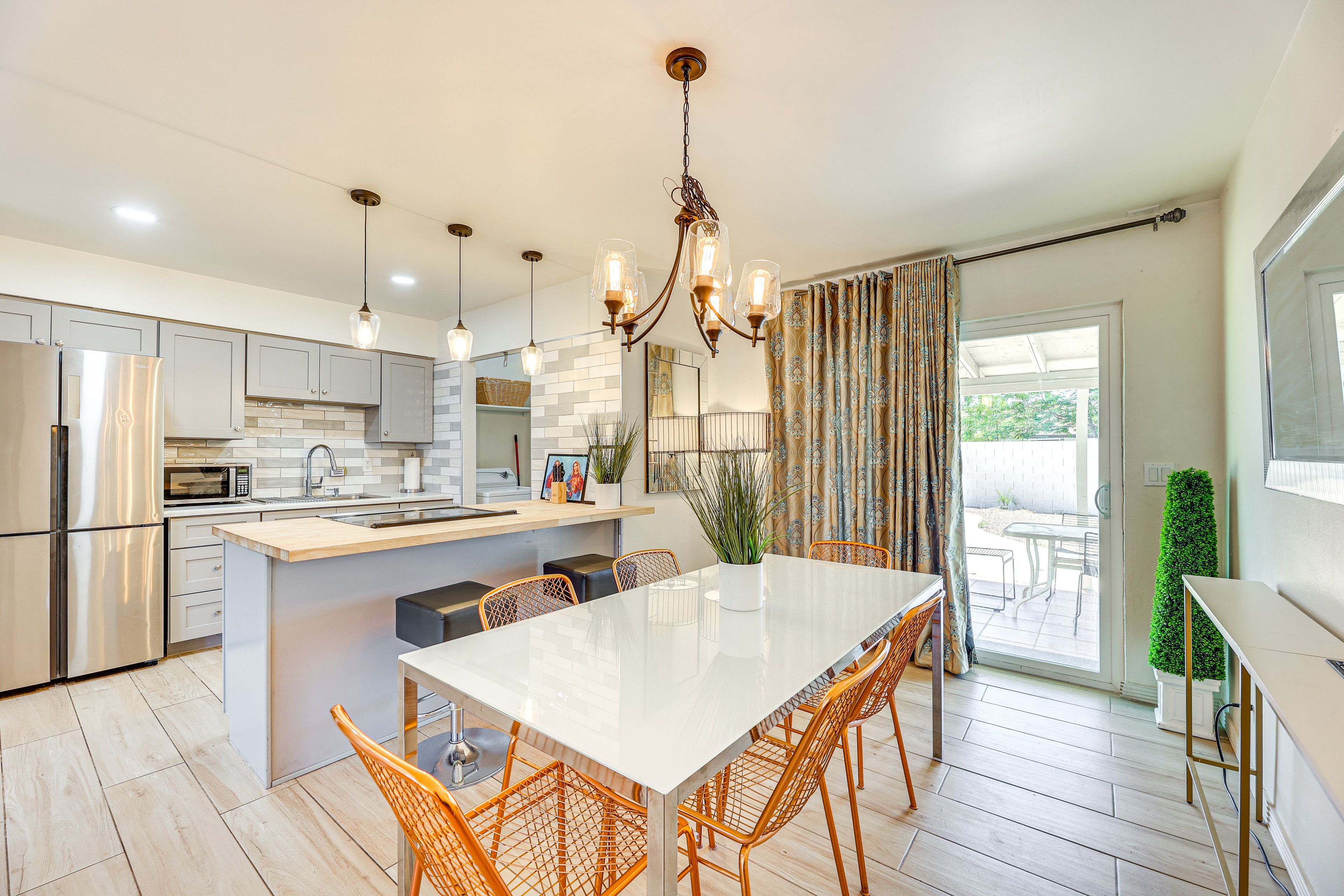 Dining Area | Free WiFi | Central Air Conditioning/Heat