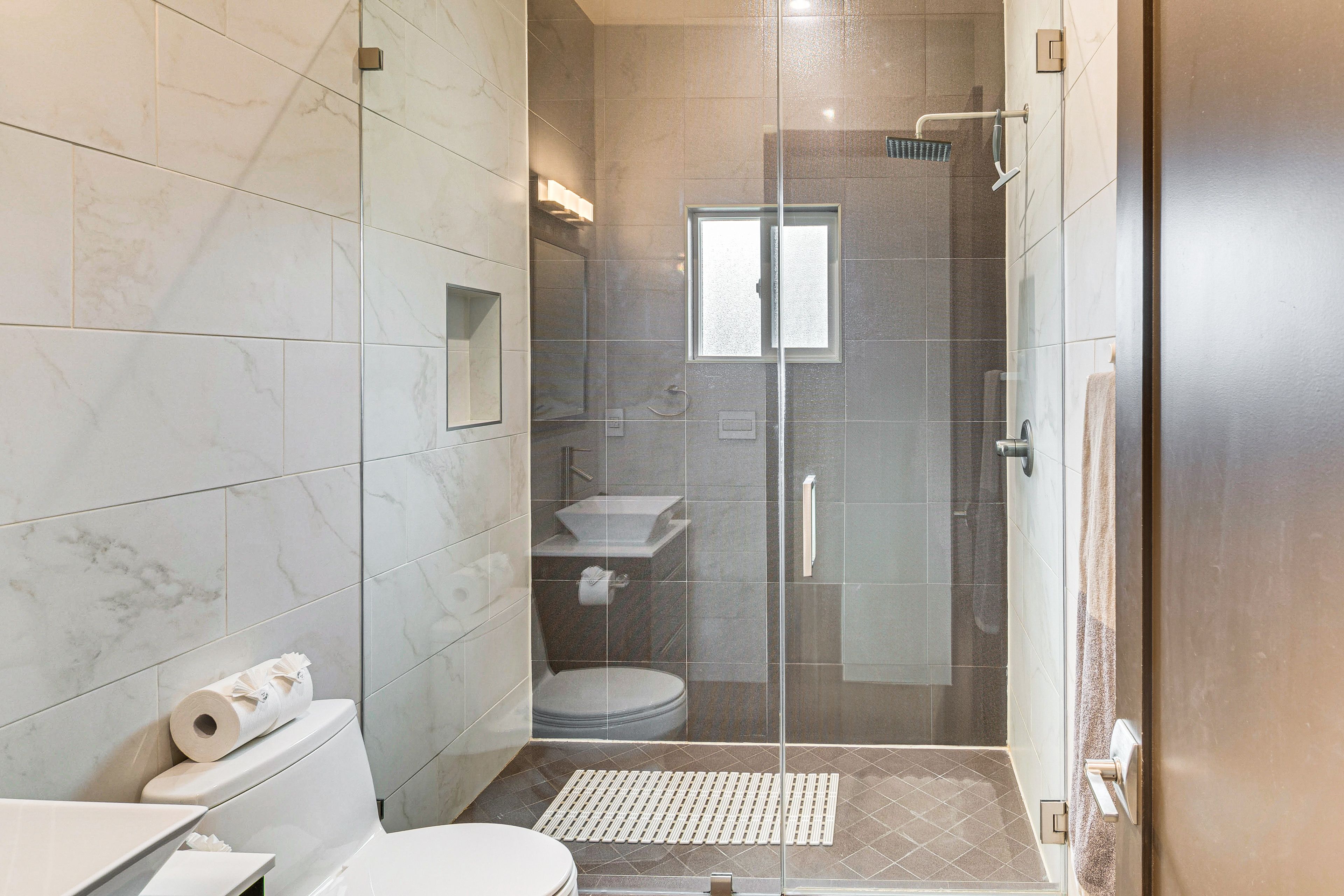 Full Bathroom | Complimentary Toiletries | Hair Dryer