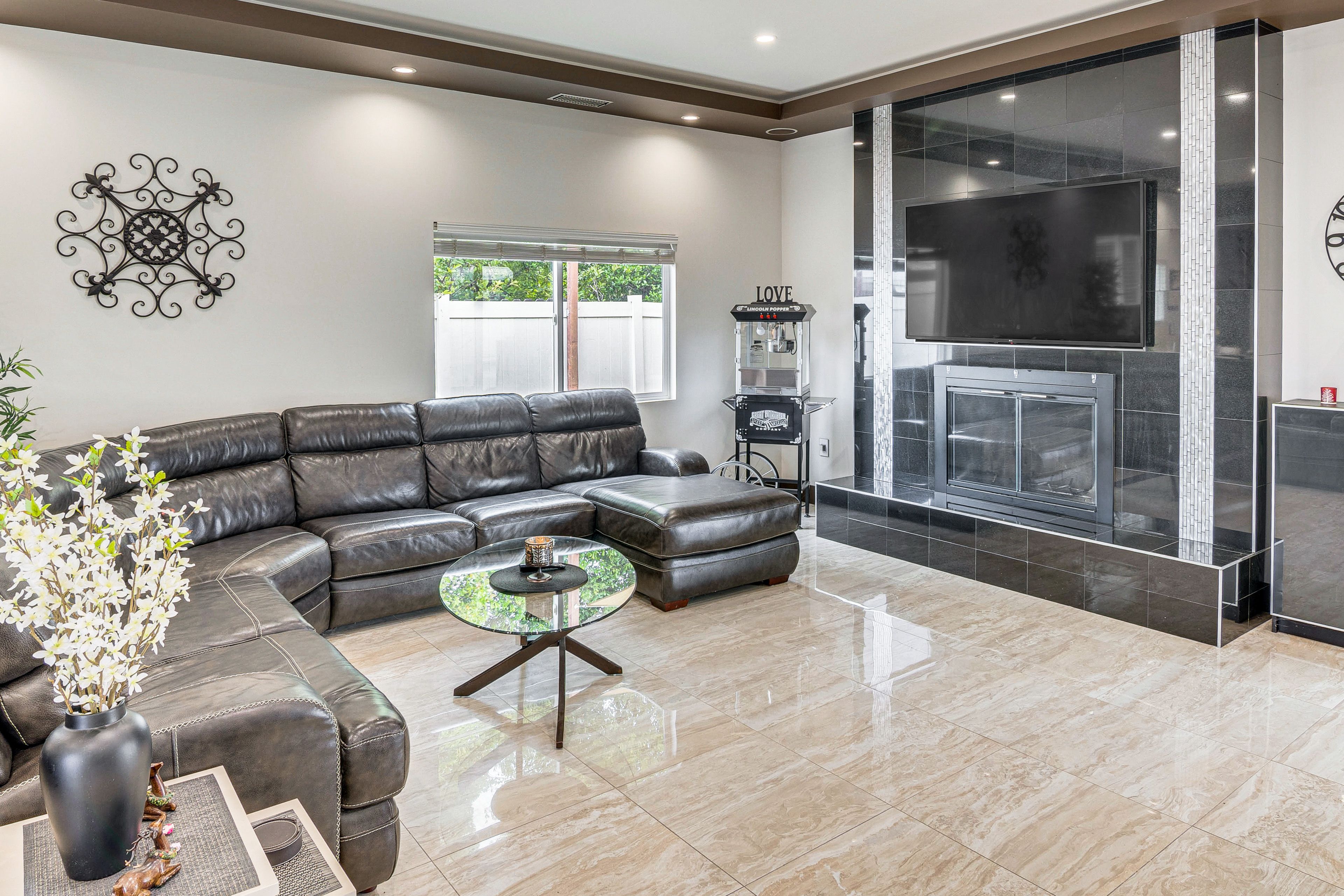 Living Room | Fireplace | Smart TV | Free WiFi | Foosball/Ping-Pong/Pool Table