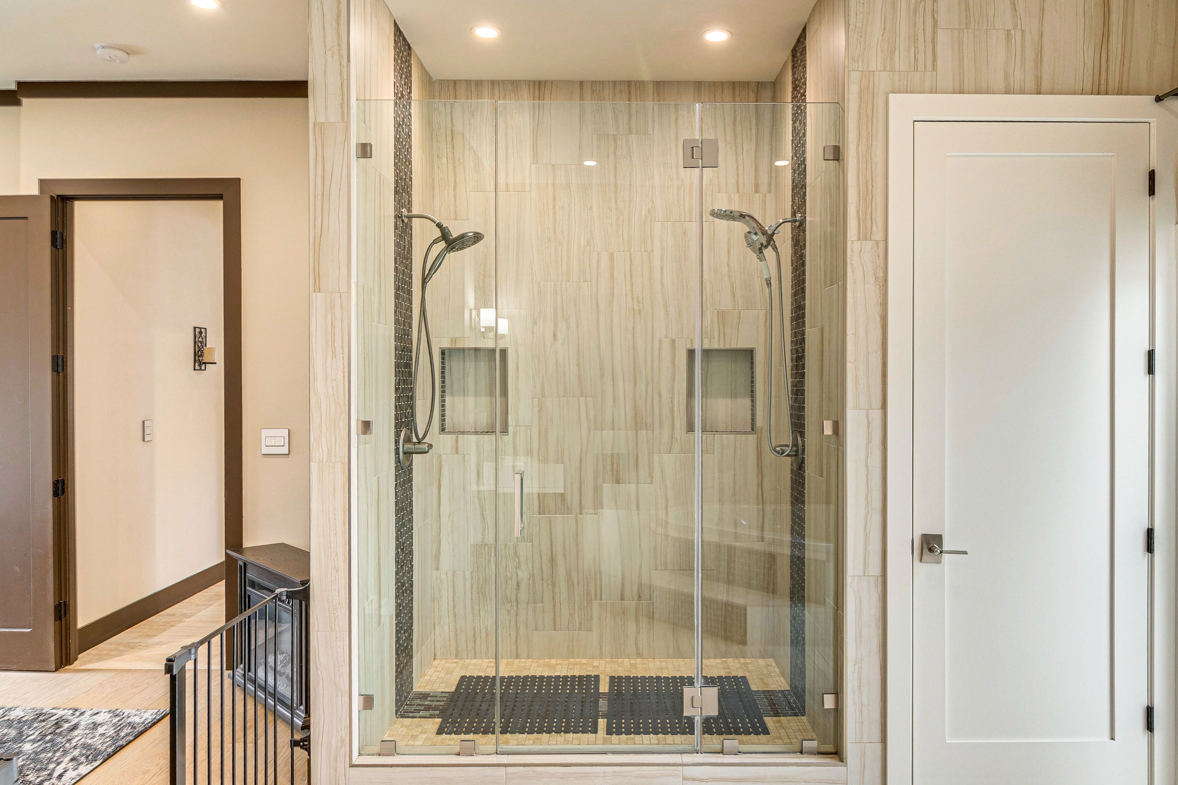 En-Suite Bathroom | Jetted Tub | Towels Provided