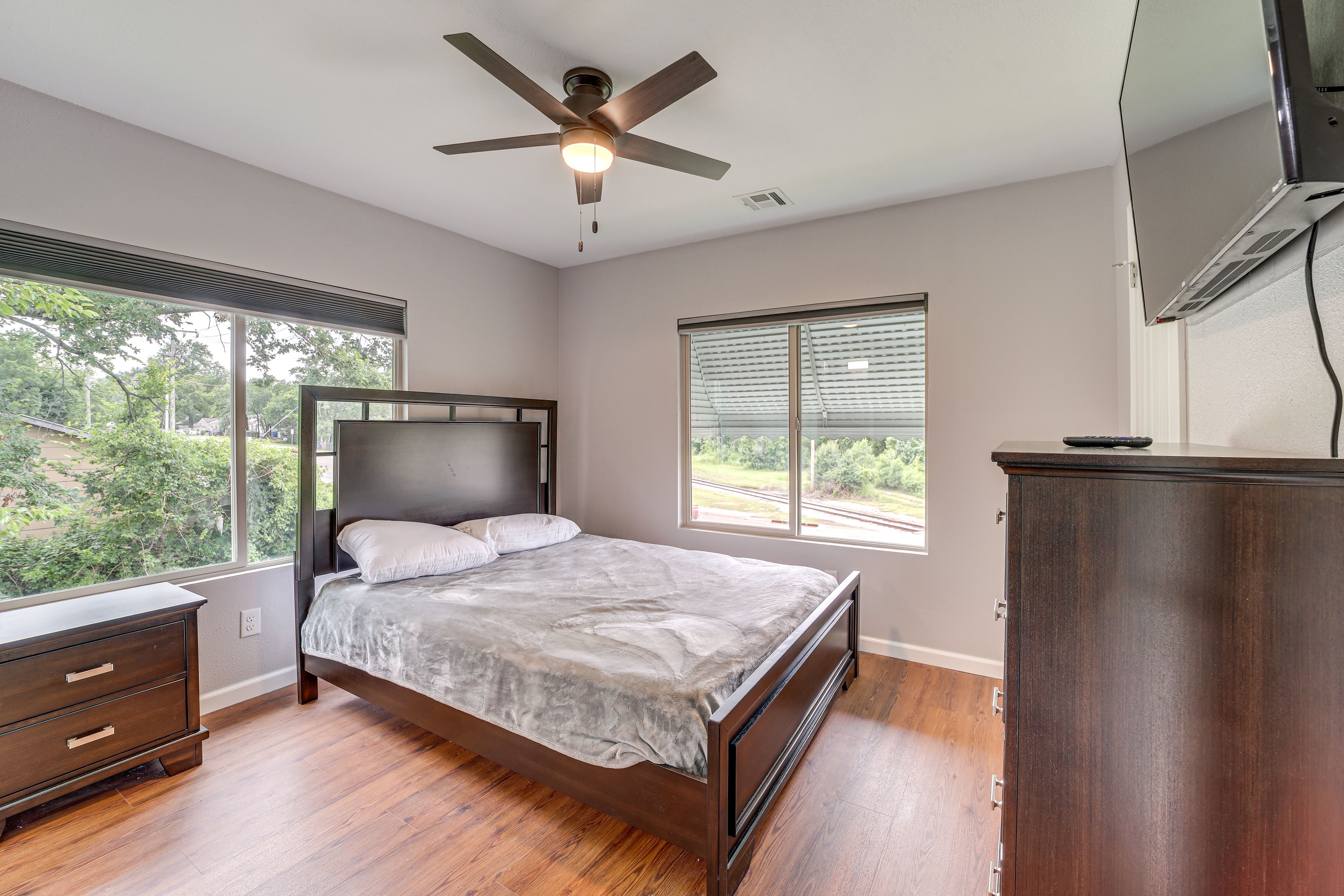 Bedroom 1 | Queen Bed