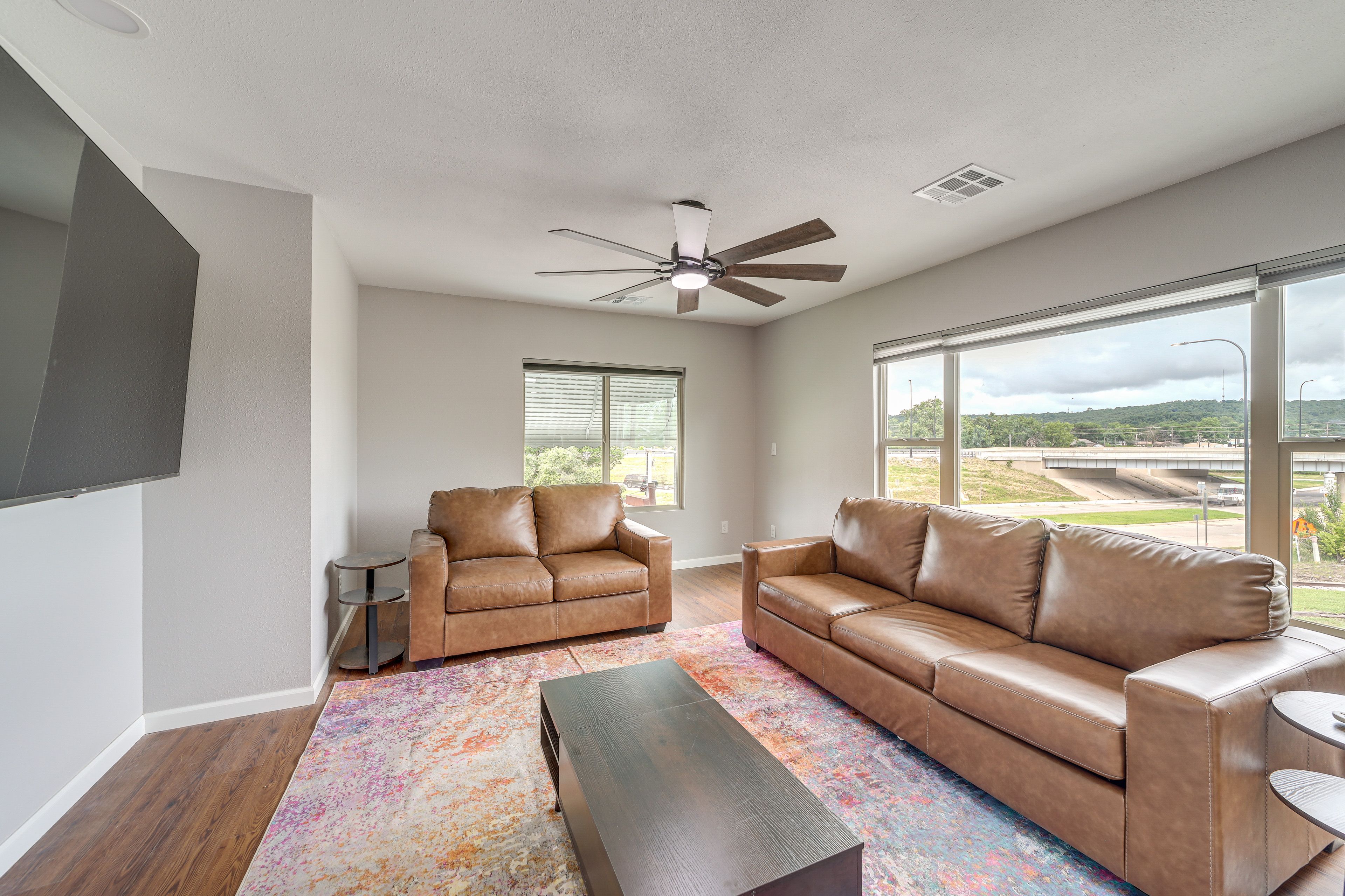 Living Room | Queen Sleeper Sofa | Free WiFi | Central A/C & Heat | Smart TV