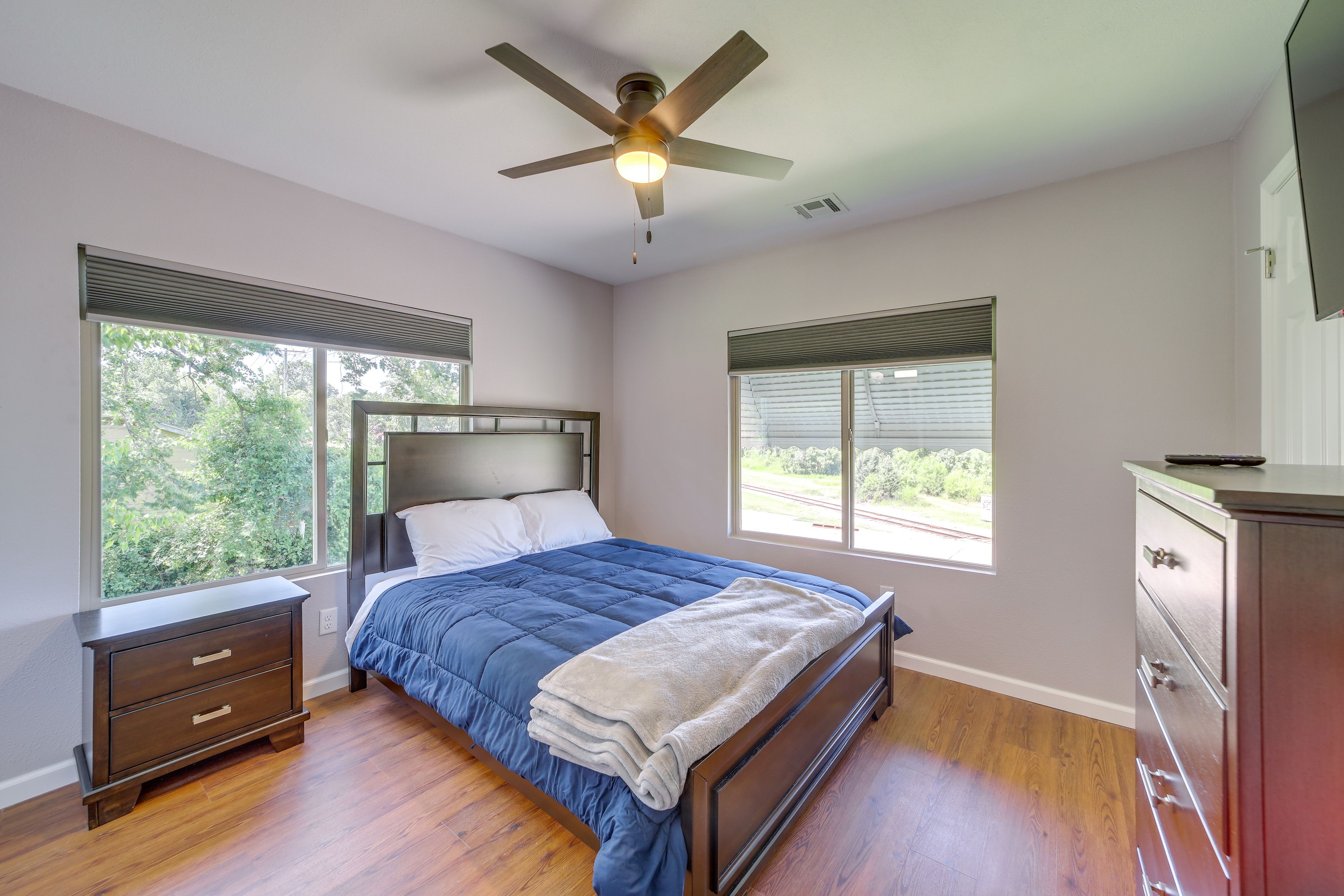 Bedroom 1 | Queen Bed