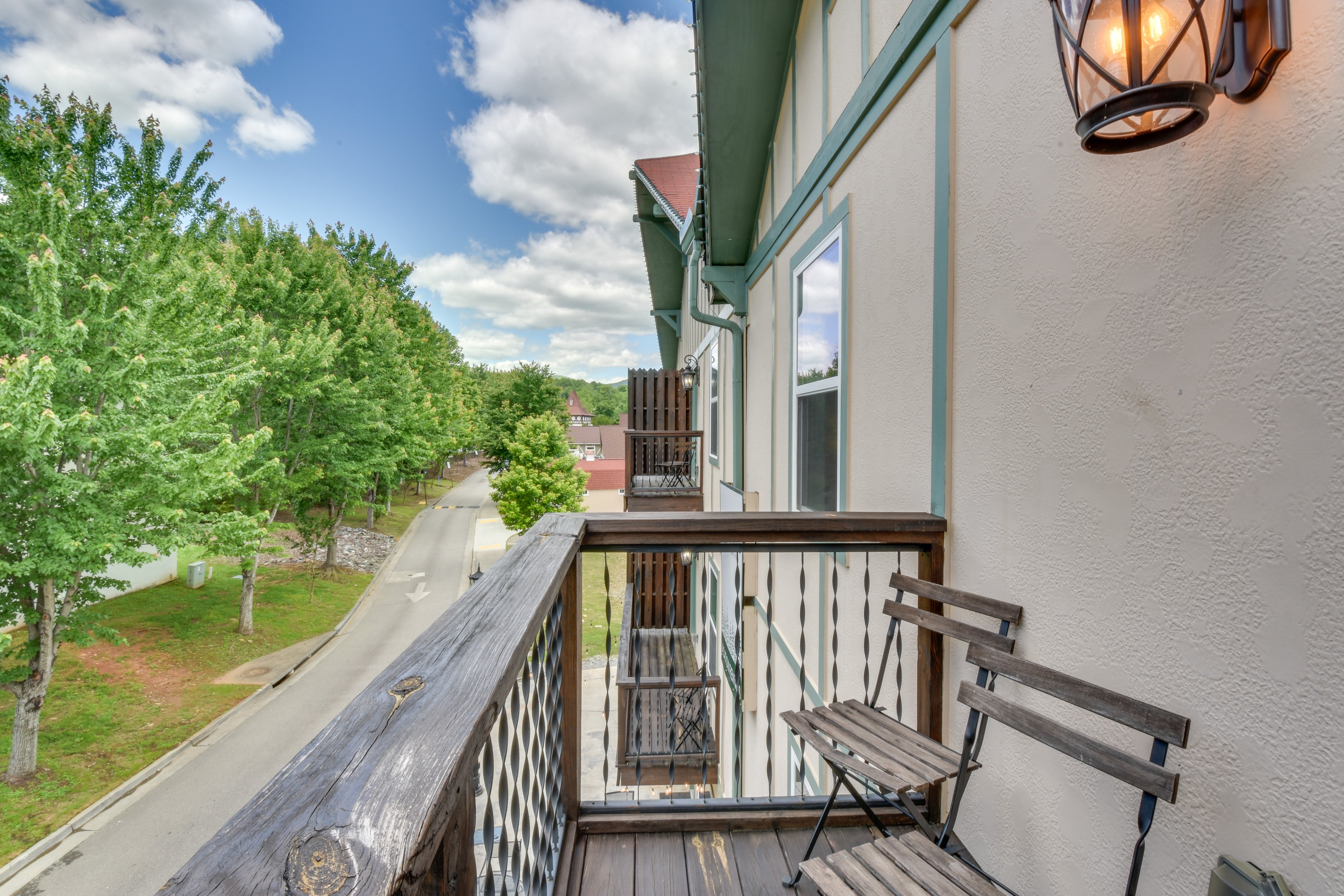 Private Balcony | 3rd-Floor Condo | 3 Mi to Unicoi State Park