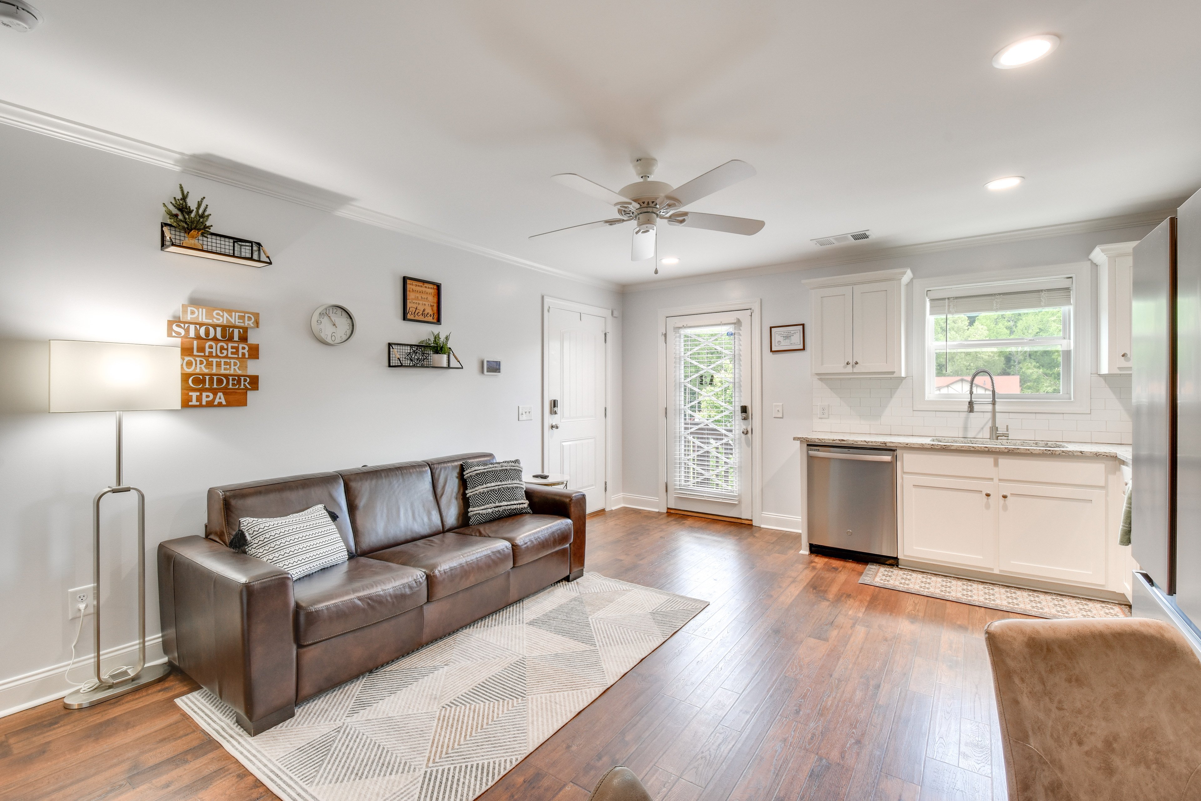 Living Room | Queen Sleeper Sofa | Smart TV | Free WiFi