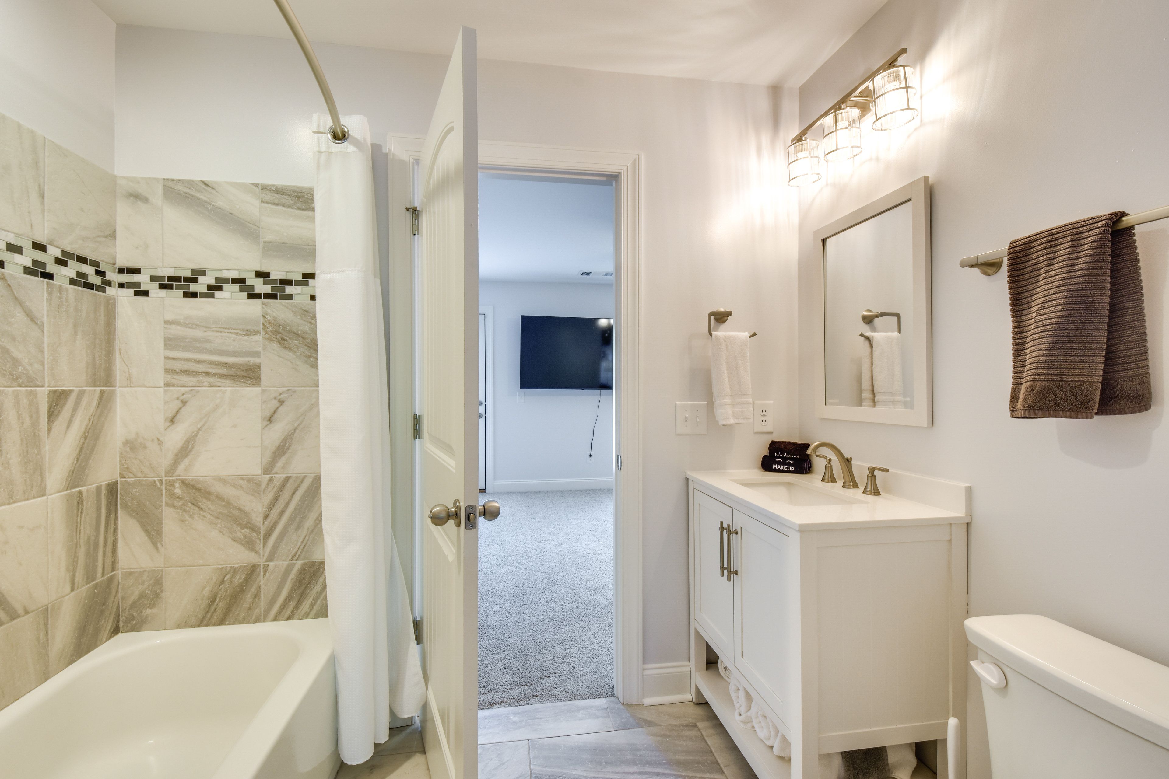 En-Suite Bathroom | Towels Provided | Complimentary Toiletries | Hair Dryer