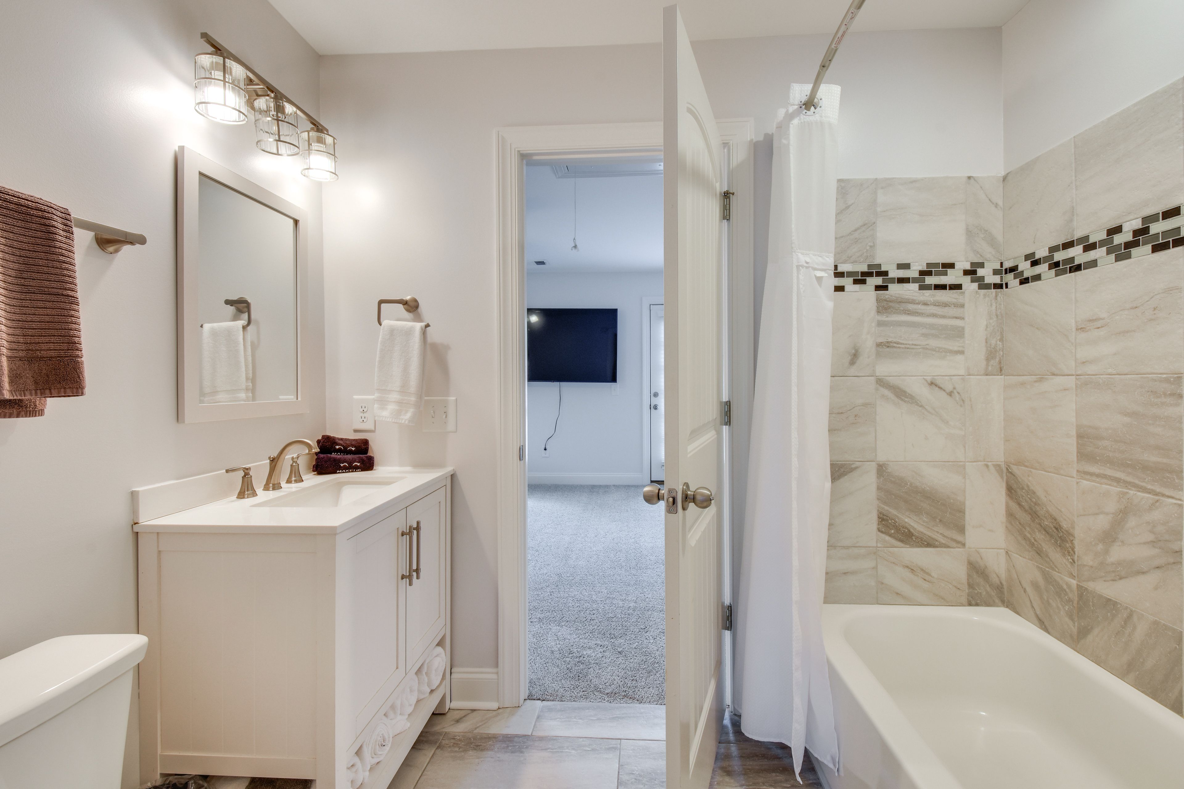 En-Suite Bathroom | Towels Provided | Complimentary Toiletries | Hair Dryer