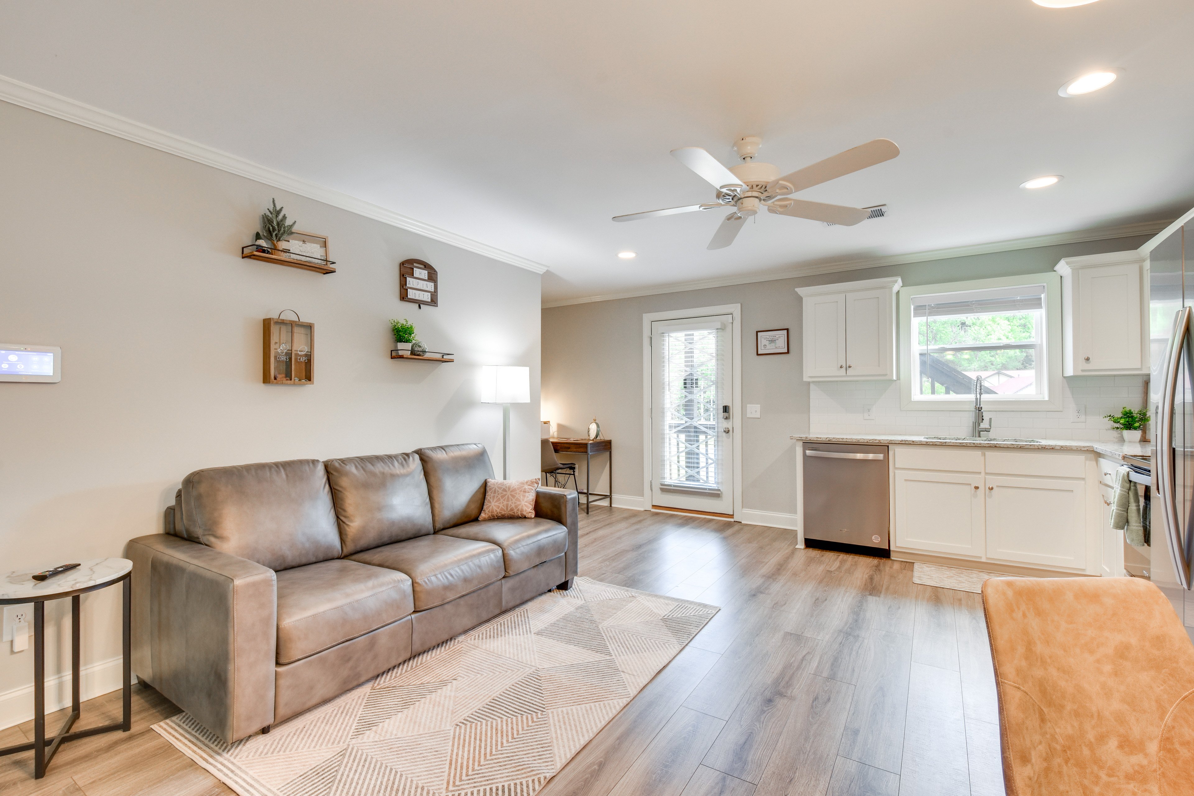 Living Room | Queen Sleeper Sofa | Free WiFi (Shared Access) | Smart TV